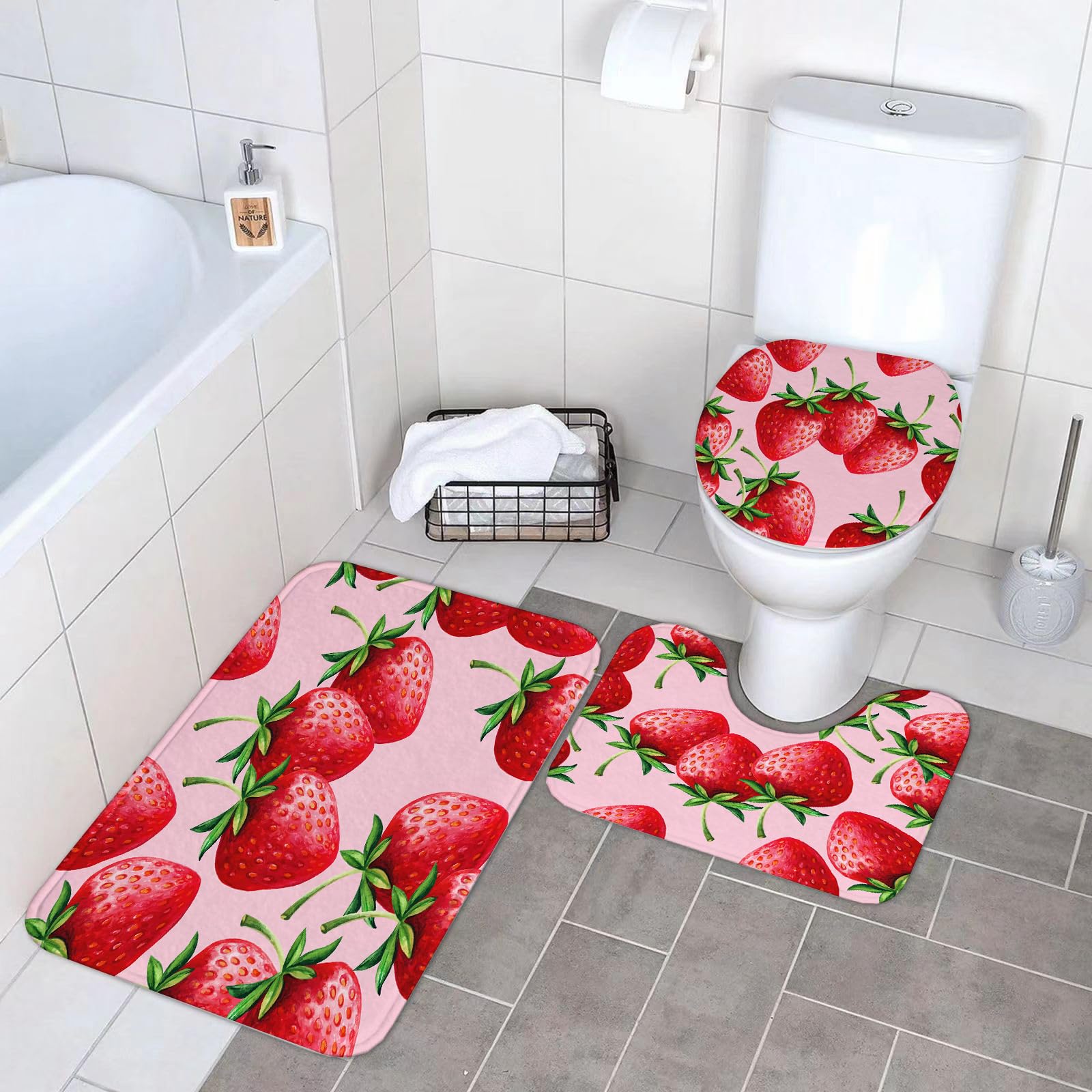 Set di 3 tappetini da Bagno, Lavabili in Lavatrice e Antiscivolo, in Morbida Fibra Superfine, con Motivo a Fragole Disegnato a Mano su Sfondo Rosa.