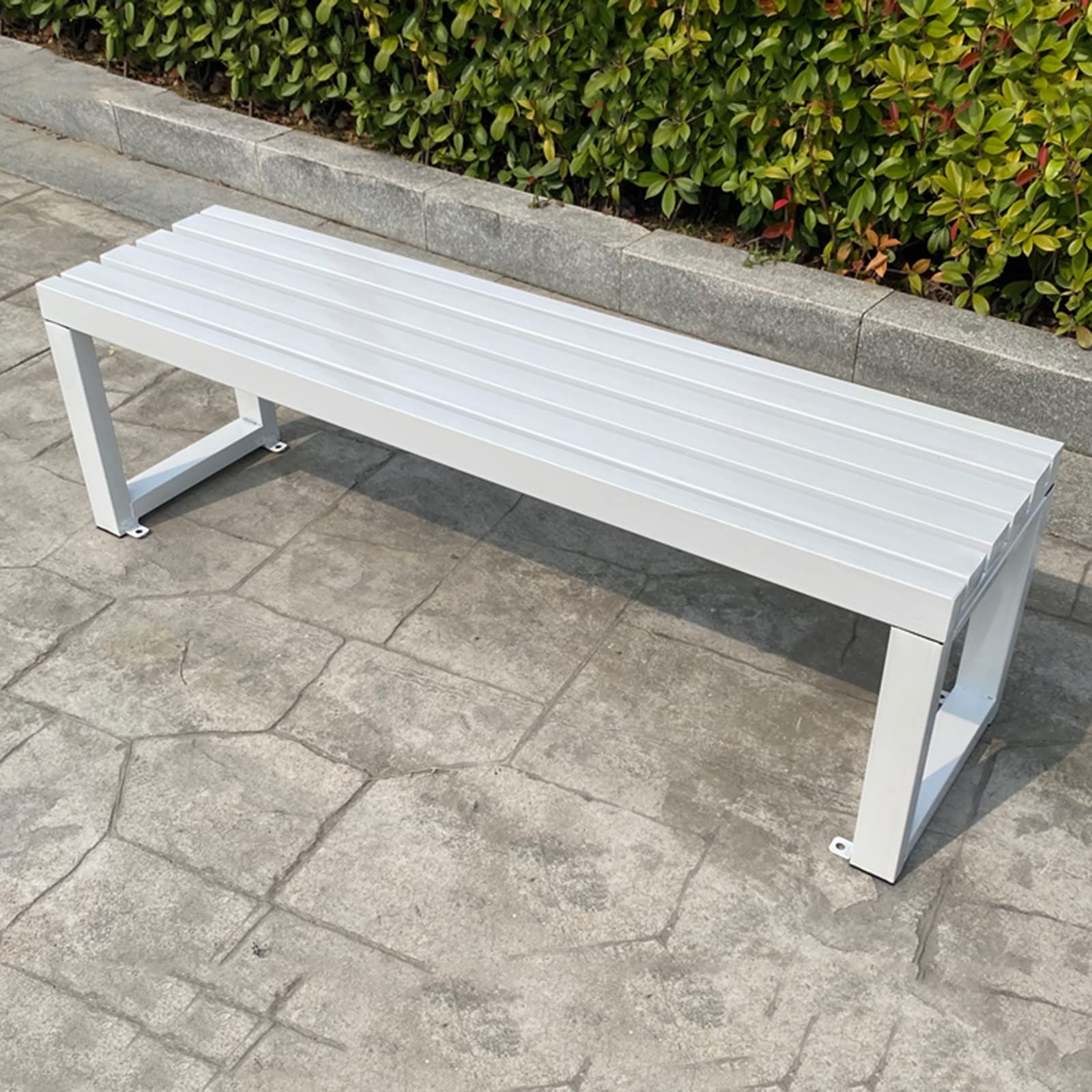 Banc de terrasse en fonte blanc : l'esprit des parcs d'antan dans votre jardin