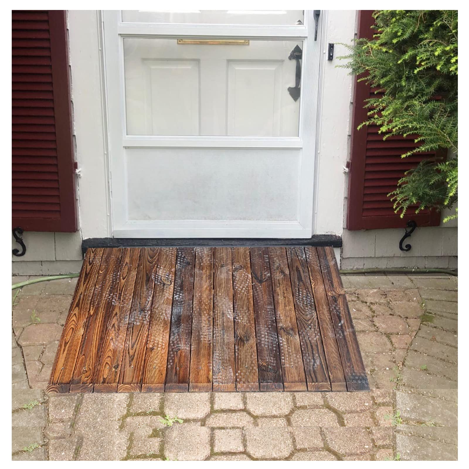 Rampes de trottoir en bois marron pour fauteuils roulants et vélos