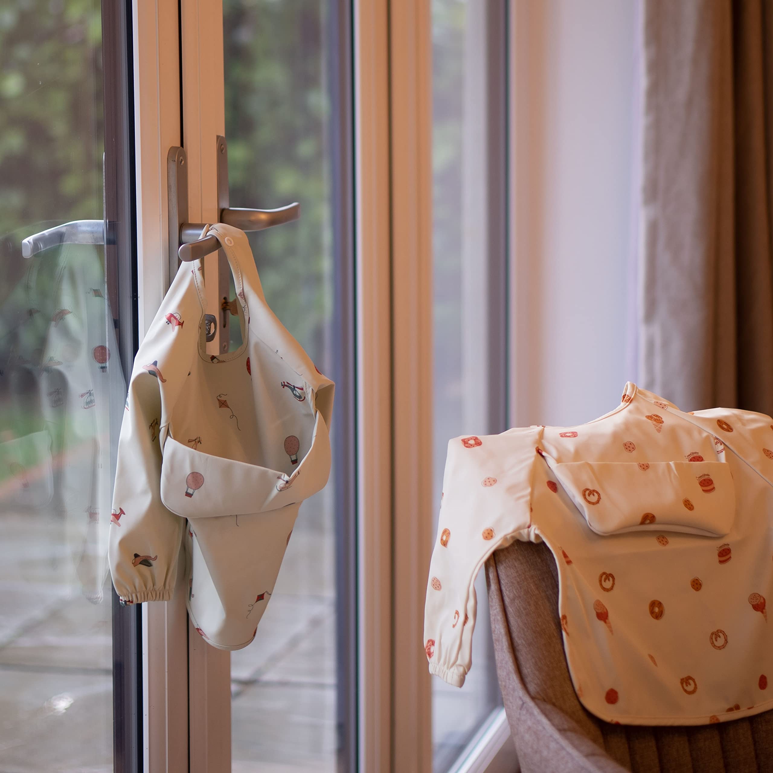 Bavoirs imperméables pour bébés et tout-petits - Lot de 2, manches longues Oeko-TEX avec poche, style combinaison intégrale (Petit 6 à 18 mois, Voitures marron, avions verts)