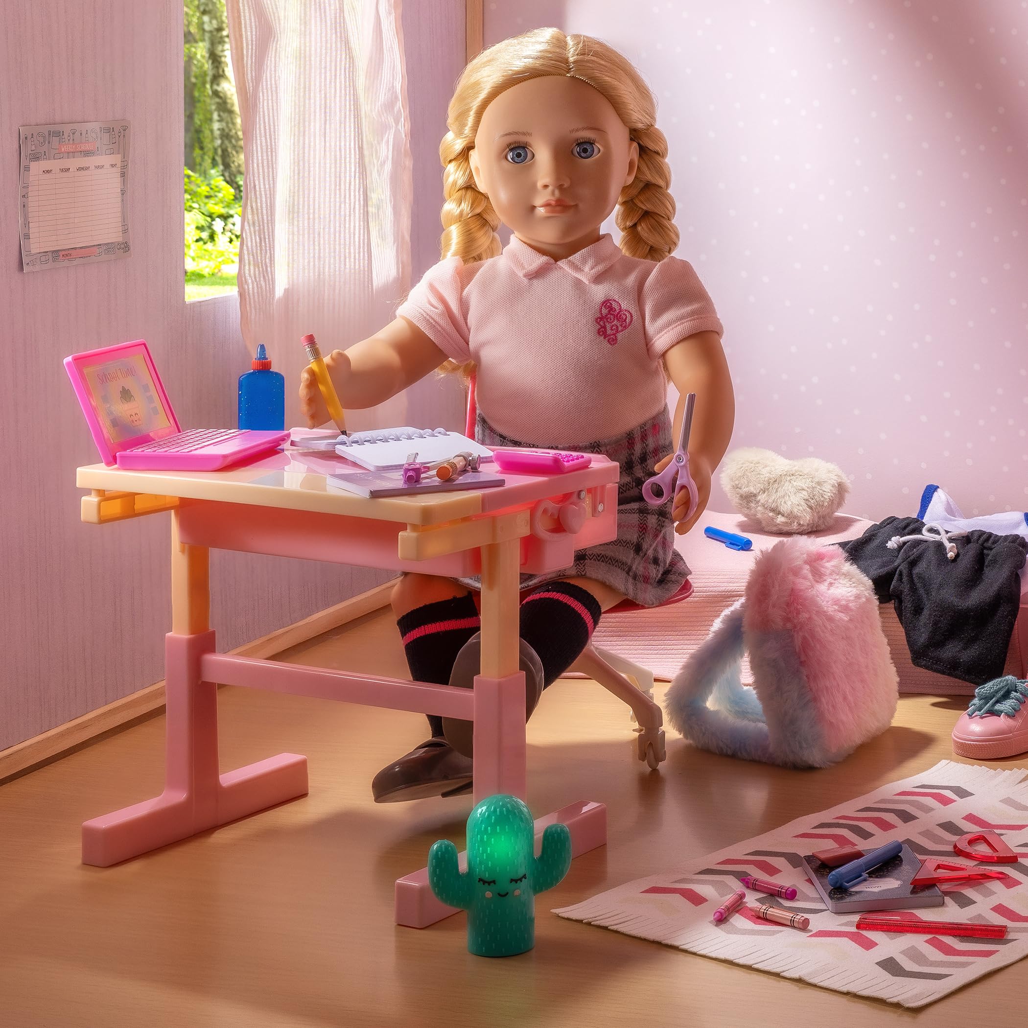 Our Generation - Rêves d'école - Ensemble de Bureau inclinable - Sac d'école, Lampe Lumineuse et Fournitures - Accessoires pour poupées de 46 cm - Jouer à Faire Semblant - 3 Ans et +