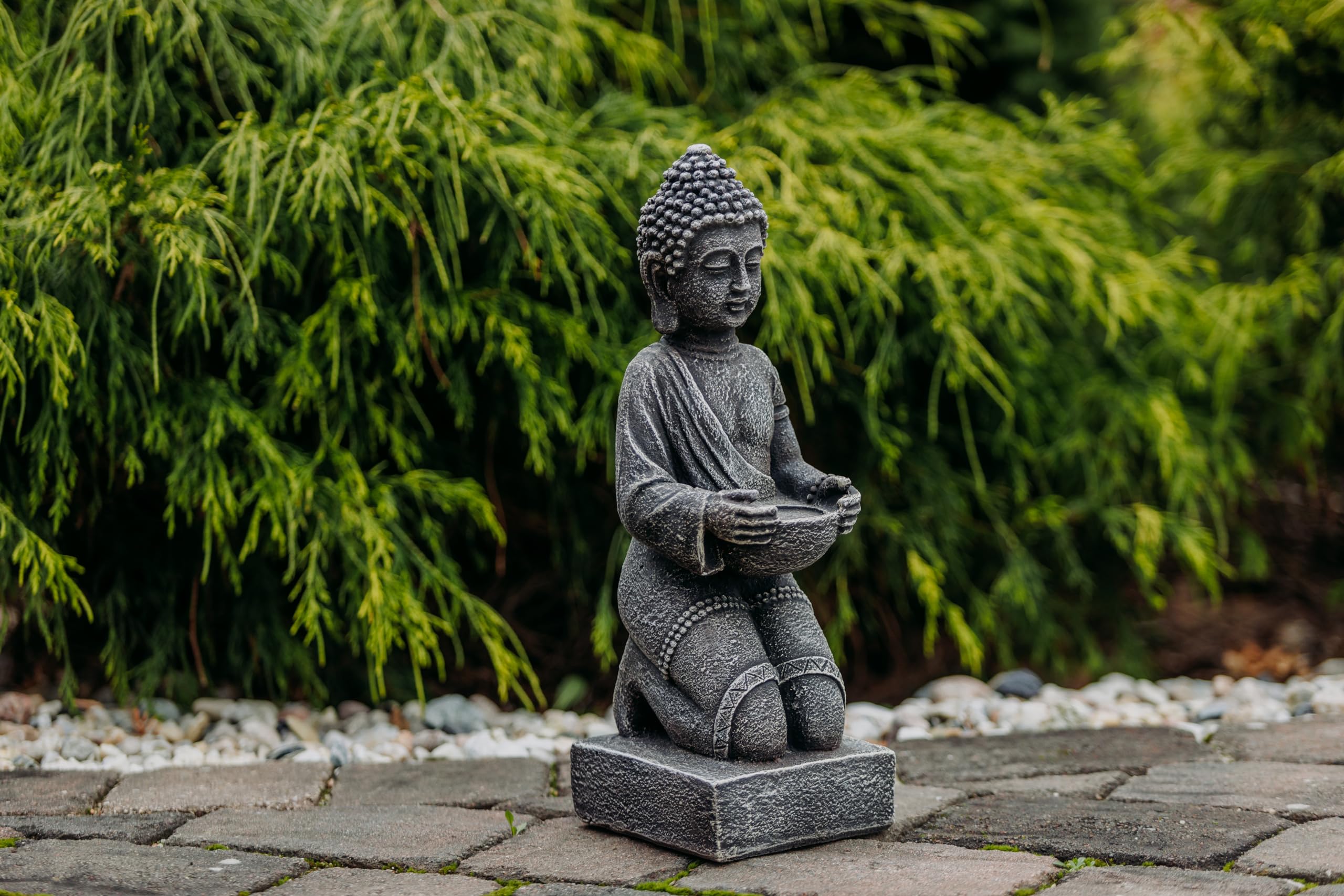 Bellissimo Buddha inginocchiato in pietra in ghisa resistente al gelo, multicolore, 43 cm