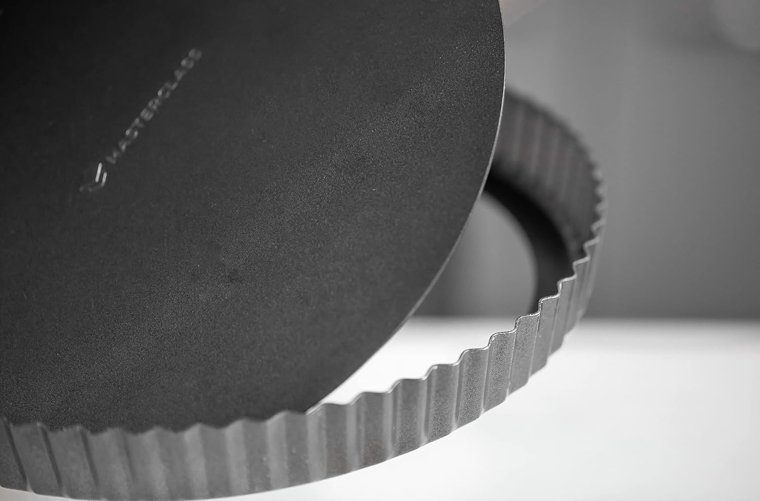 MasterClass 28 cm Loose Bottomed Tart Tin, Fluted Round Quiche Pan with PFOA Non Stick, Robust 1 mm Thick Carbon Steel, 11 Inch, Black