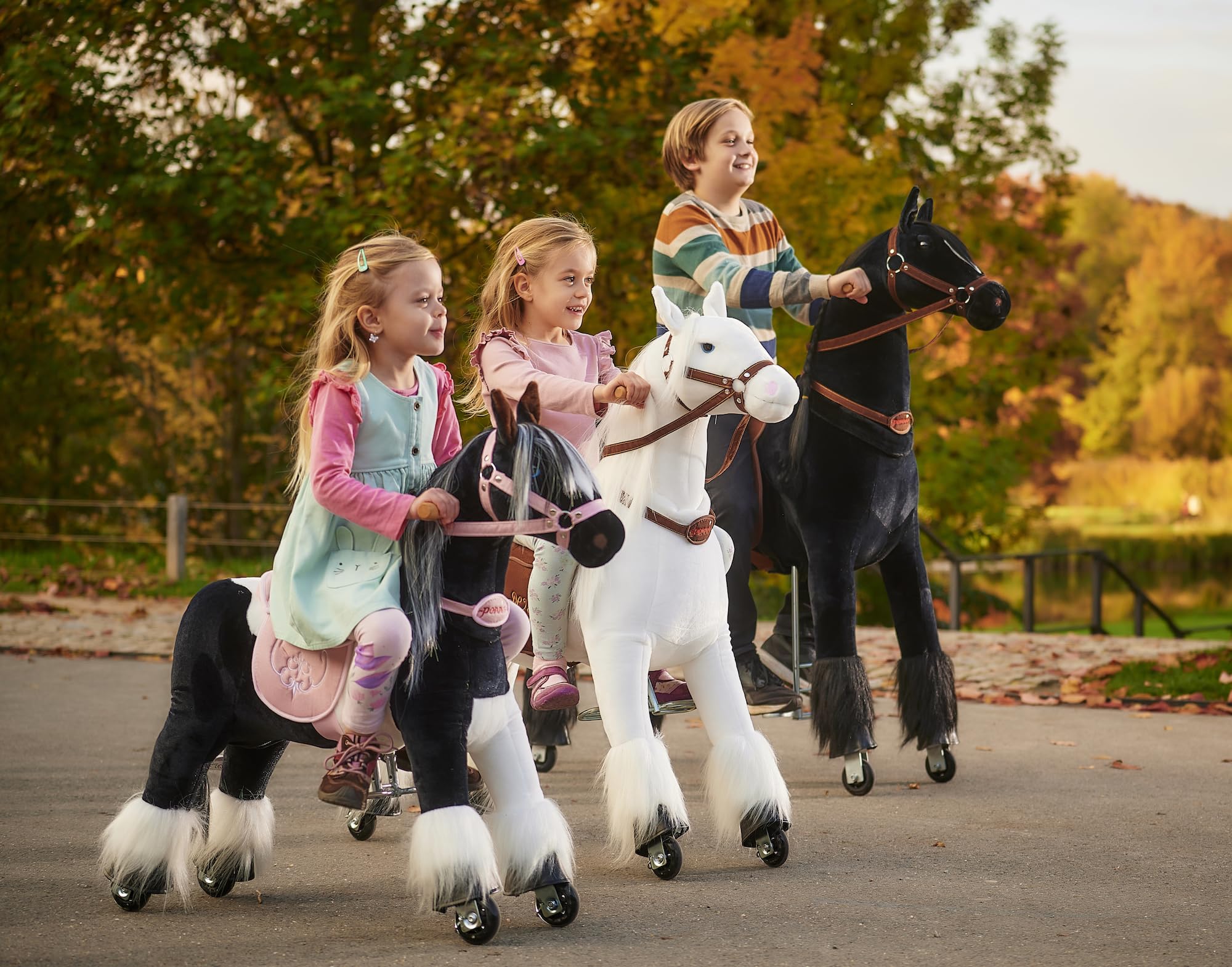 PONNIE Reitpferd mit Rollen Misty M (5-12 Jahre), Spielpferd zum Reiten mit Abnehmbarer Braun Sattel und Halfter mit Zaumzeug, Kämmbare Mähne und Schwanz, Plüschpferd zum Reiten für Kinder