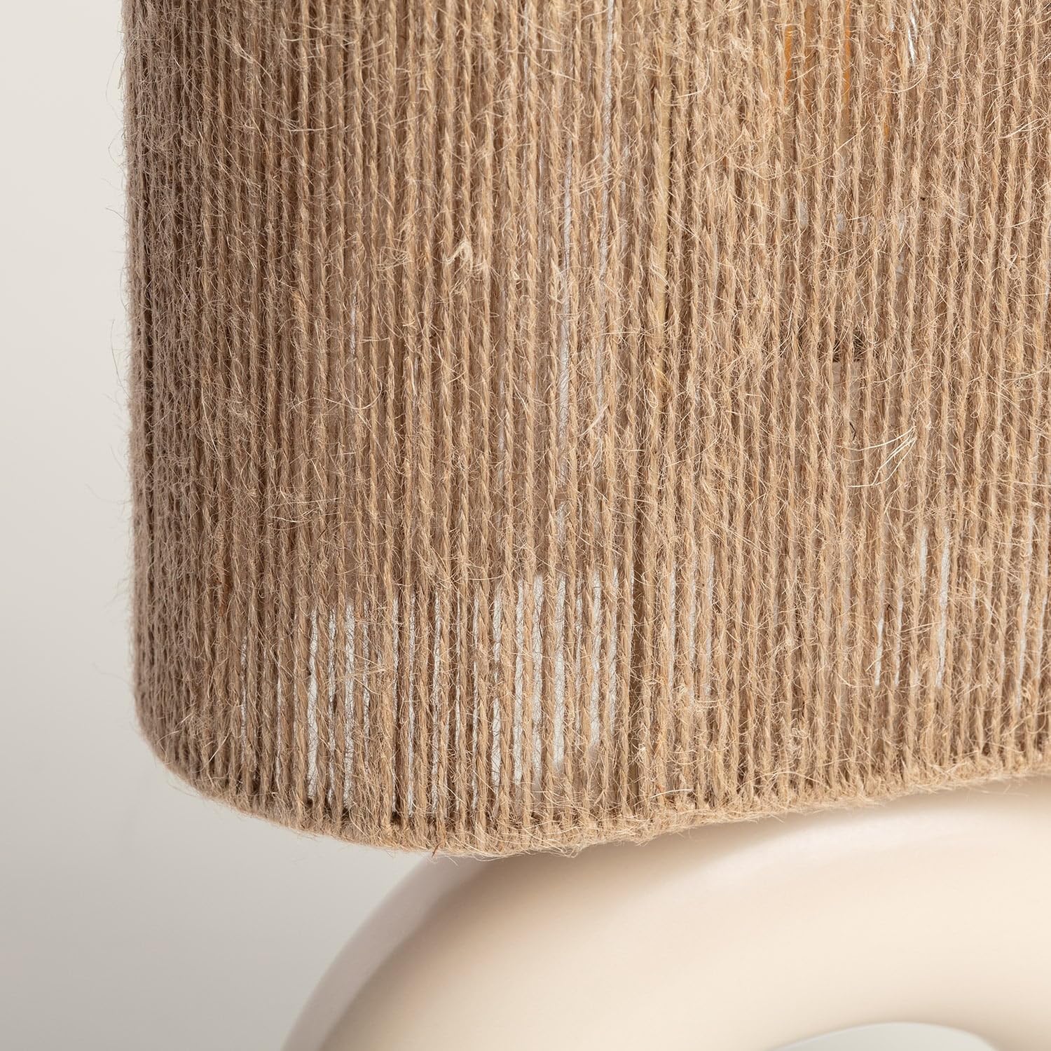 LEDKIA Lámpara de Mesa Cerámica y Cuerda Natural Callie Beige | Casquillo E27; Diseño Decorativo Rústico y Moderno para Dormitorio; Salón o Recibidor