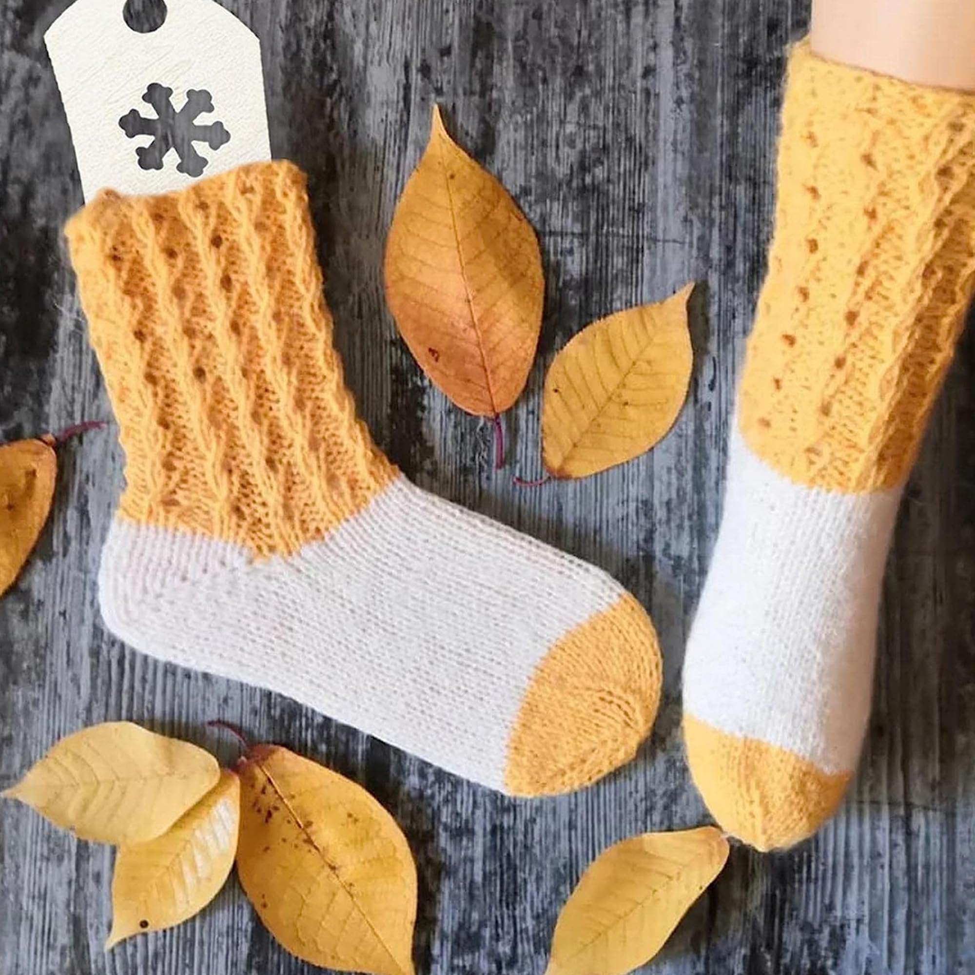 Met De Hand Gemaakte Warme Gebreide Sokken Van Ruwe Pluizige Het Bontpantoffels Wolgaren Op Houten Achtergrond Winter Autumn Eco 103426833