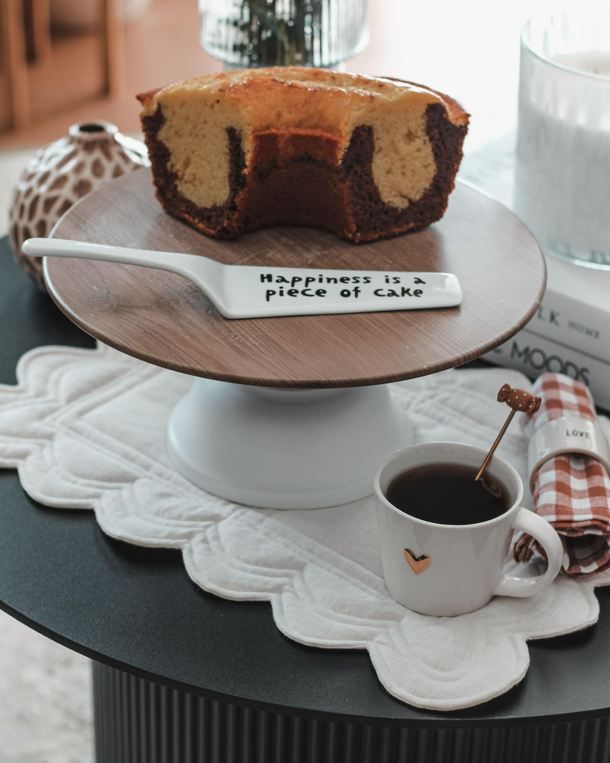 Soporte para tartas decorativo elegante bandeja de pastelería expositor soporte para servir tallado blanco y madera clara Brioche