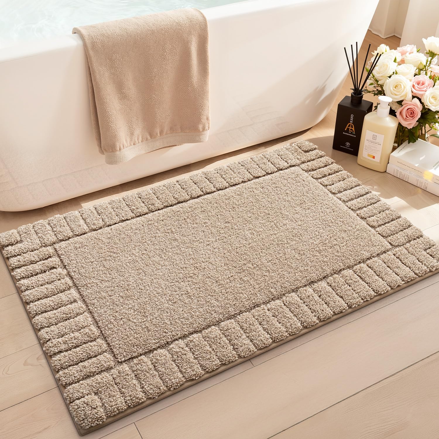 LUMI Bath Mats Non Slip with Rubber Backing, Extra Soft Plush Microfiber Bath Rug Absorbent, Machine Washable Bath Mat Quick Dry for Tub, Shower, Hotel, Beige, 50x80cm