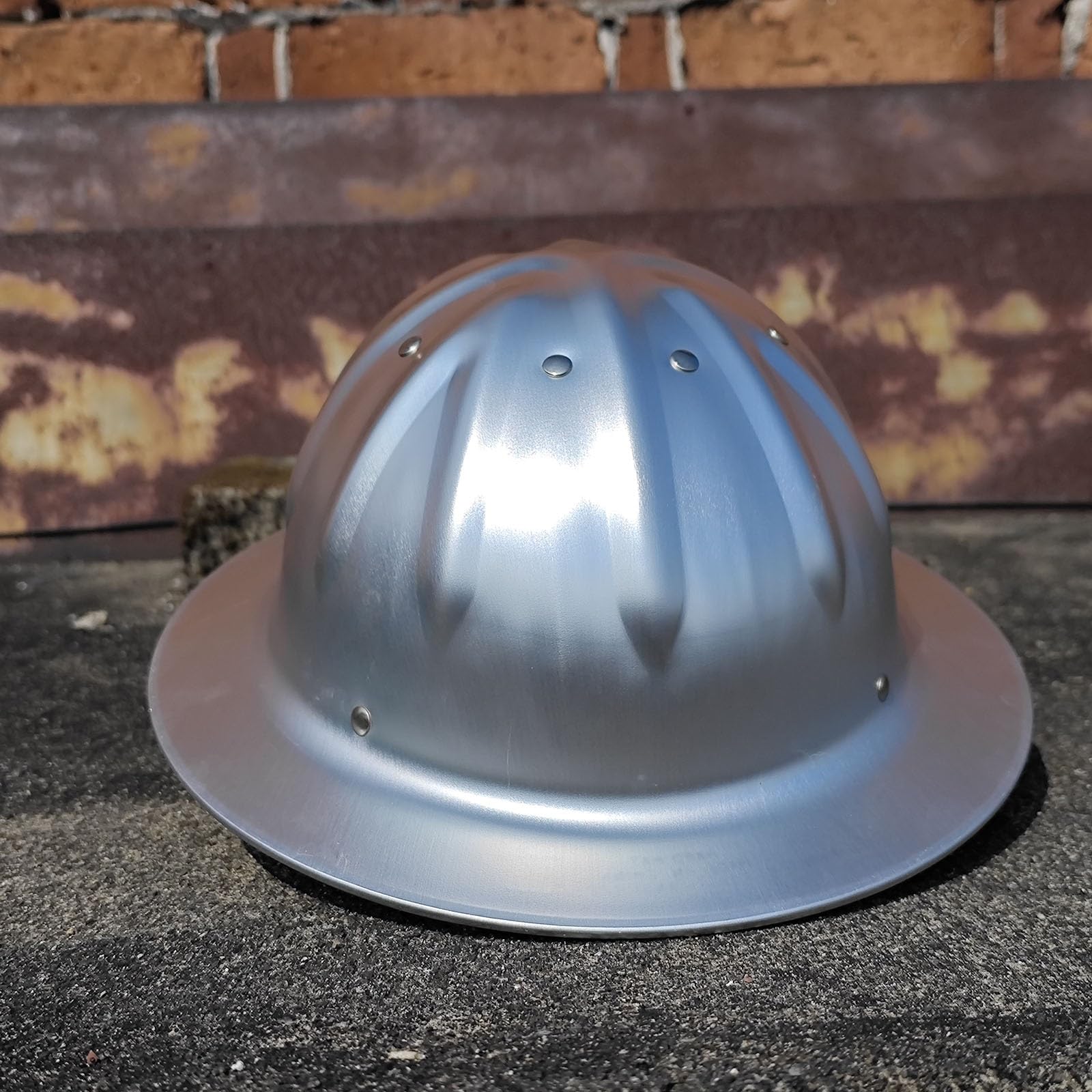 Casco da cantiere ad alta resistenza in lega di alluminio a tesa larga, cappello da lavoro all'aperto, casco in metallo, fodera per il sudore rimovibile regolabile e sottogola con fascia per cappello