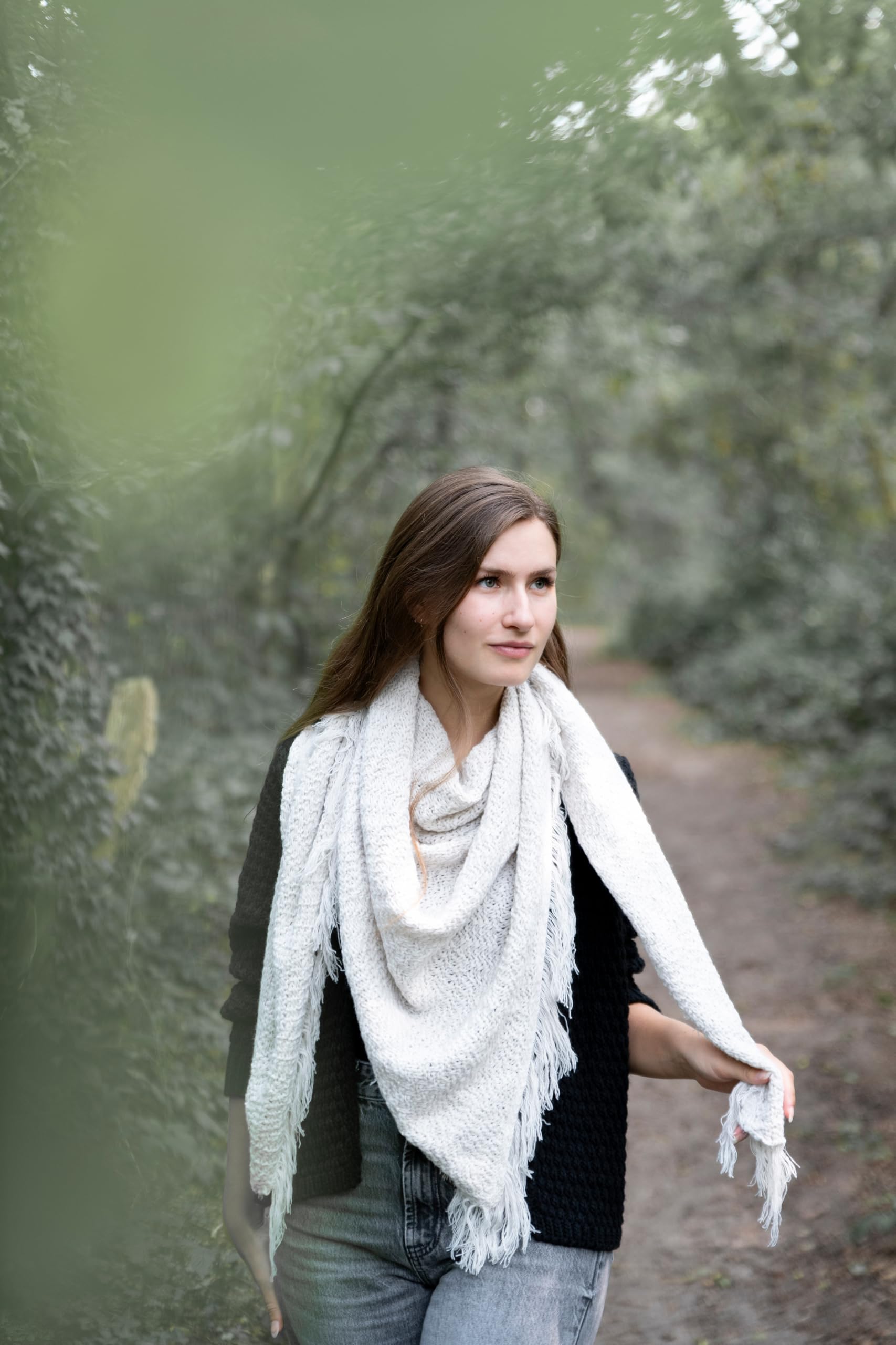 KNIT FACTORY - Dreiecksschal Amber - Damen Strickschal mit Wolle - Umschlagtuch für den Herbst und Winter - Winterschal - Dreieckstuch - Hochwertige Qualität - XXL Schal - 190x85 cm