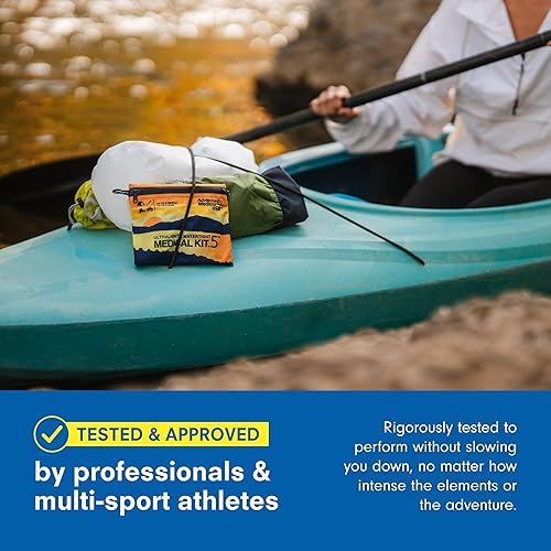 Miniatura 6 de Adventure Medical Kit Ultraligero  Impermeable Kit médico .5  Hasta 2 personas, hasta 2 días  Incluye vendajes, elementos esenciales de ampolla y