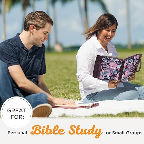 Miniatura 8 de Christian Art Gifts Funda para Biblia de moda para mujer, estilo bendito, cuero sintético floral morado, mediano