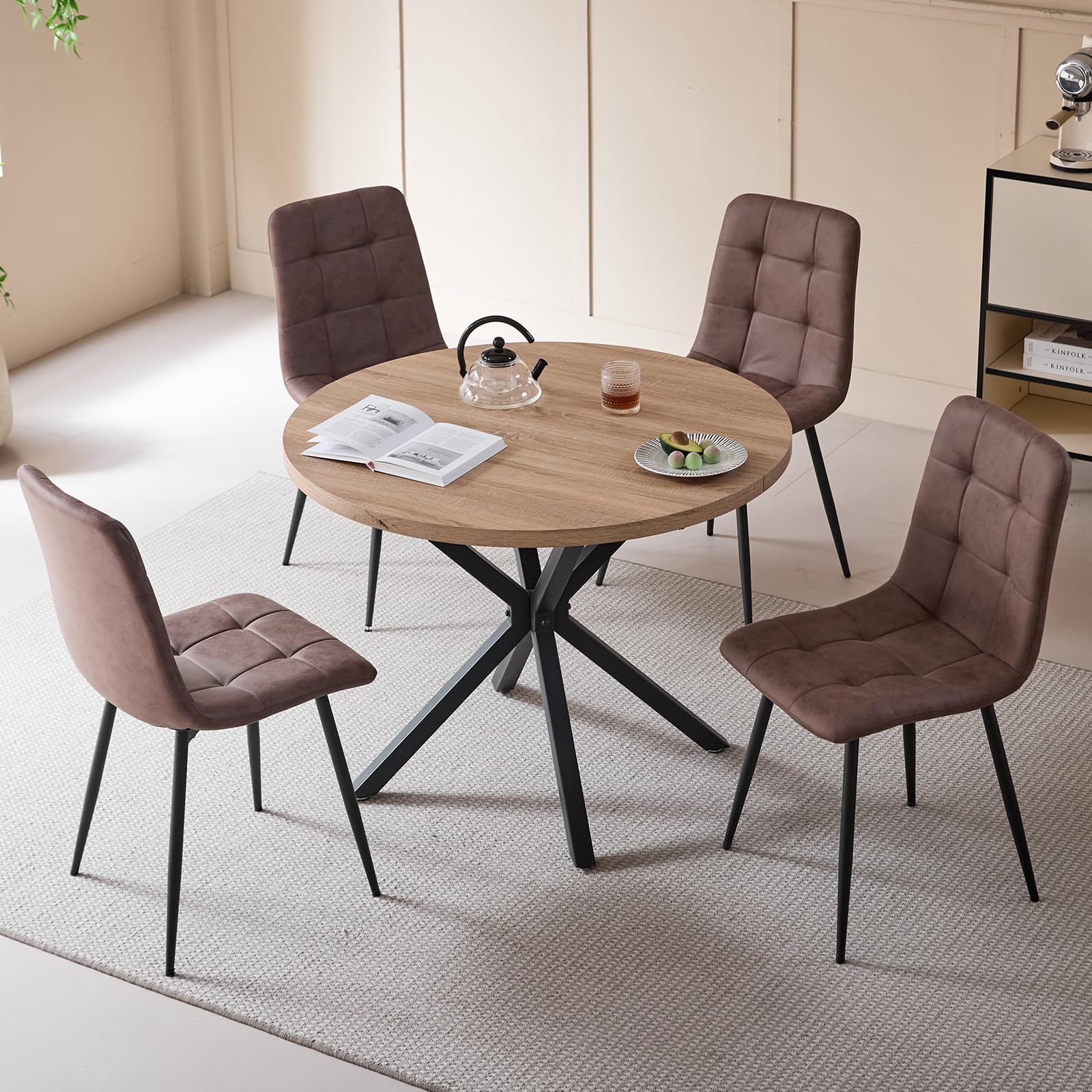 Sillas de comedor de respaldo alto para cenas familiares en el salón moderno