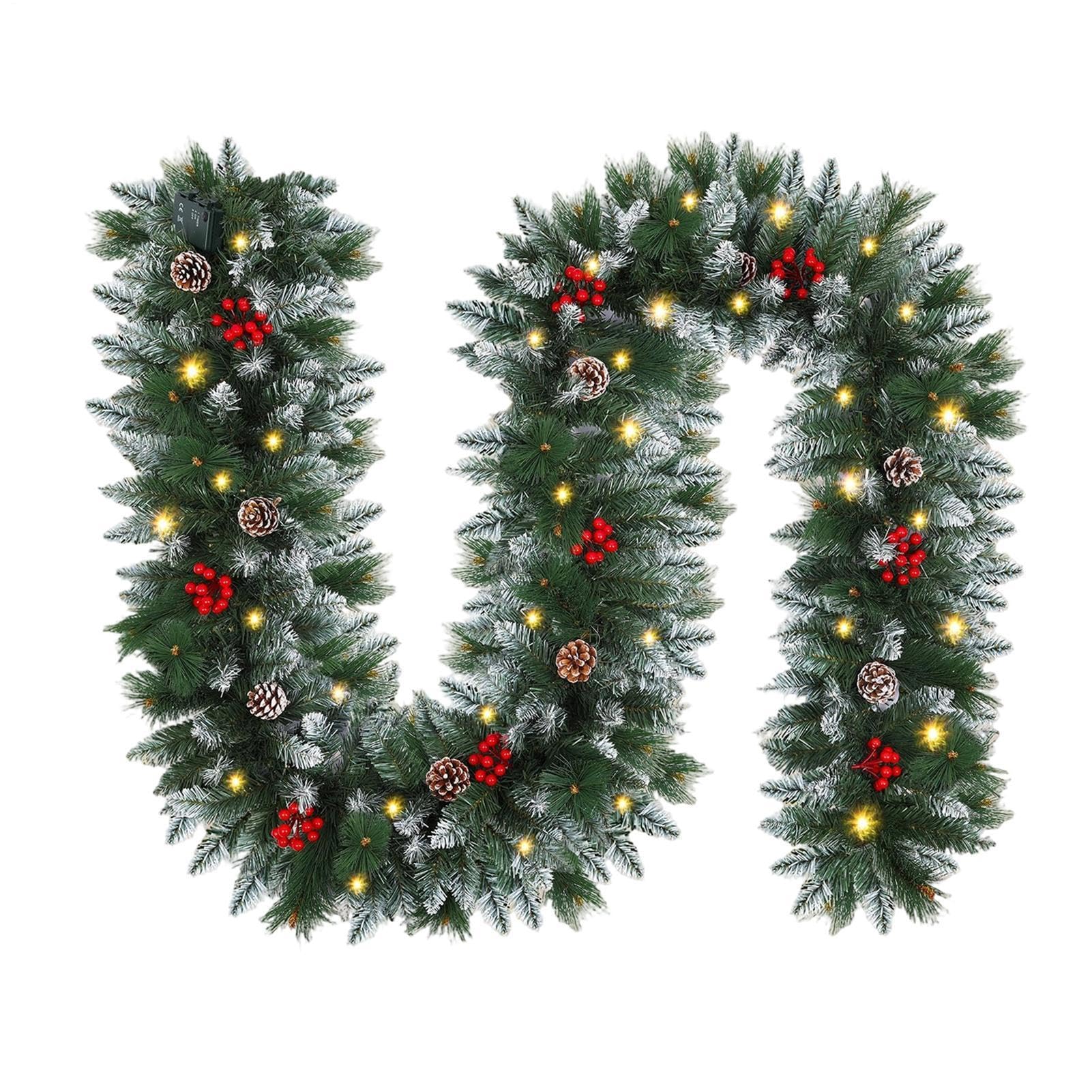 Weihnachtsgirlande mit Lichtern, weihnachtliche Zedernzweig-Rattan