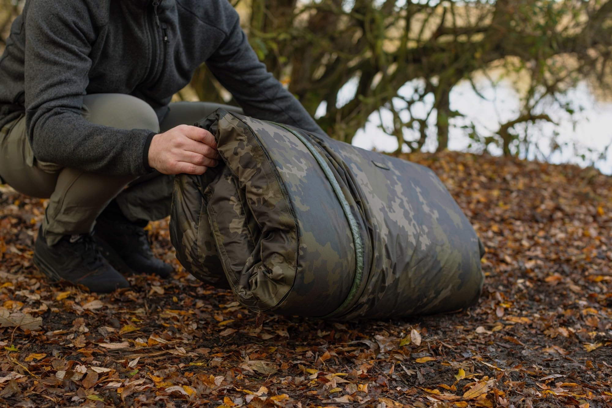 Korda Compac Flat Mat 120x75x8cm Dark Kamo, Karpfen Abhakmatte mit Hochdichtem Schaum, Wasserabweisend, Fischfreundliches Material, inkl. Tragebeutel und Erdungsschlaufen