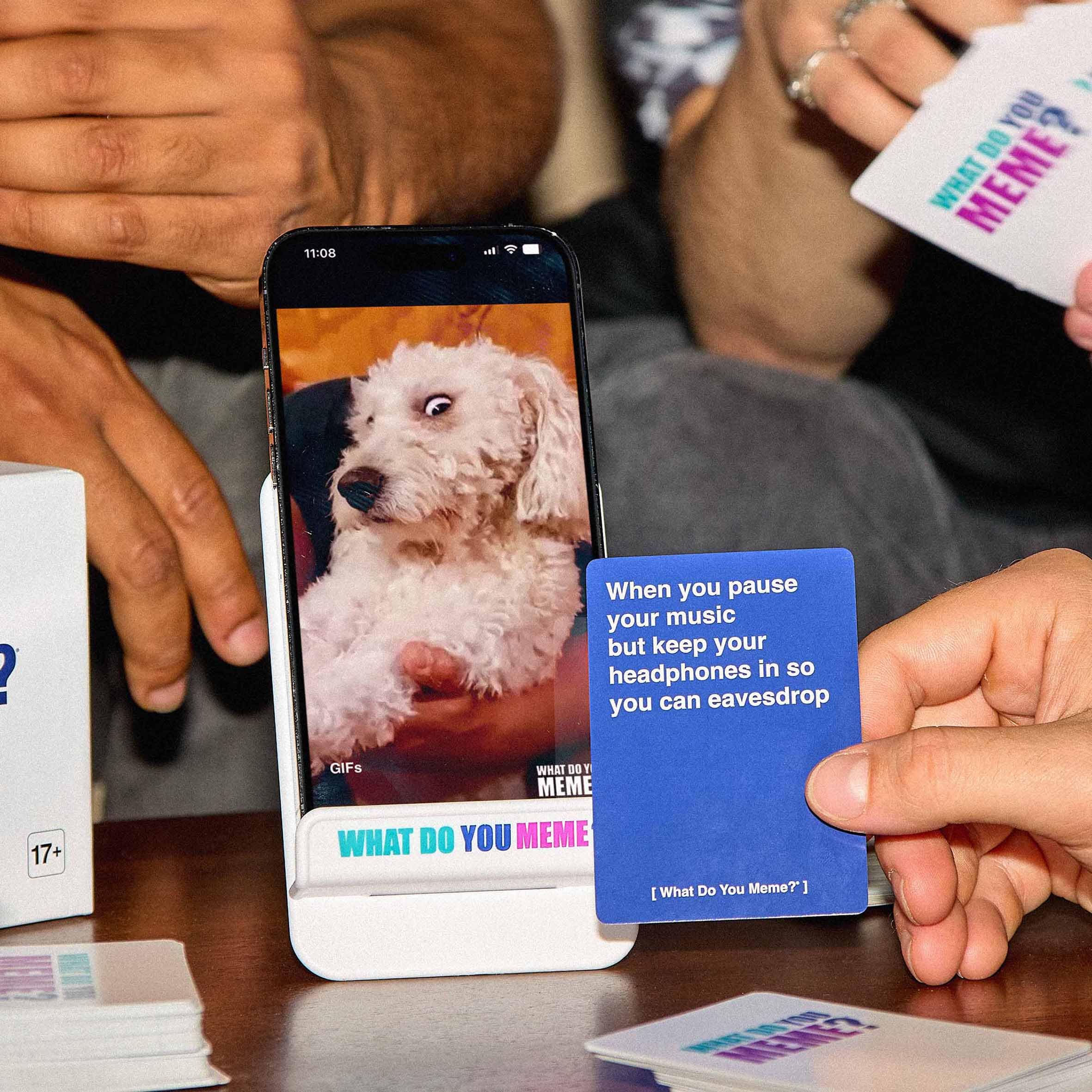 WHAT DO YOU MEME? Gioco principale (nuova edizione del Regno Unito) ora include GIF di Relatable, il gioco essenziale per adulti per gli amanti dei meme ora con contenuti aggiornati, ideale per giochi