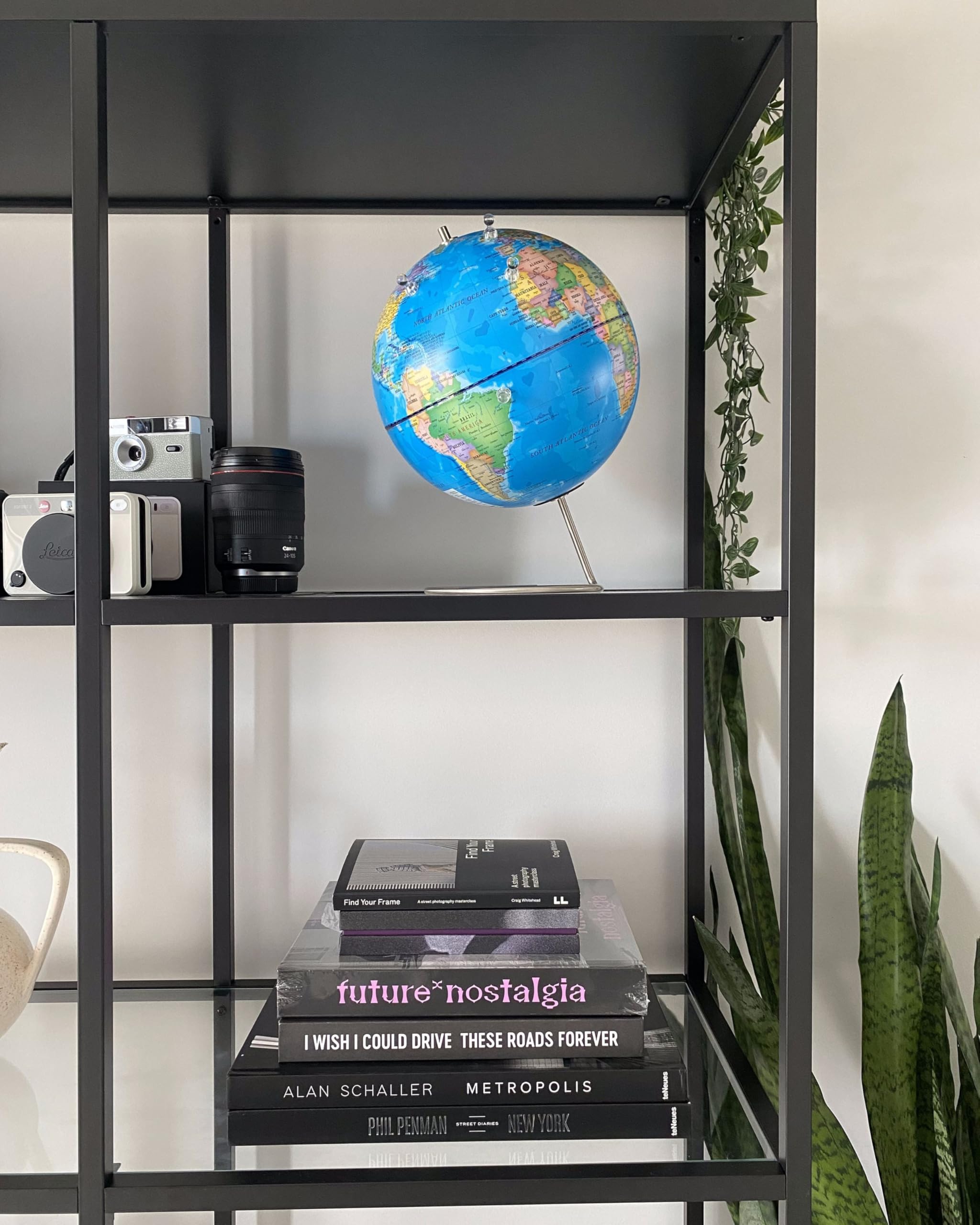 Globus in Blau mit Edelstahl-Standfuß und Magnet-Pins Klassisch Cartier