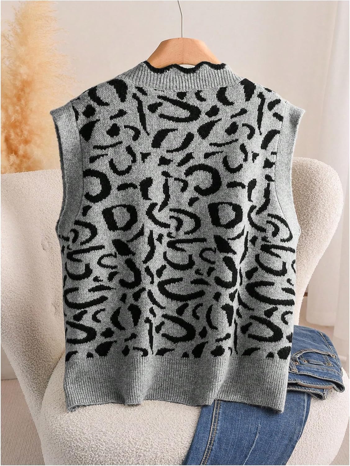 SHENHE Women's Plus Size Leopard Button Up Sweater Vest Scalloped V Neck Sleeveless Cardigan Vest - Image 3