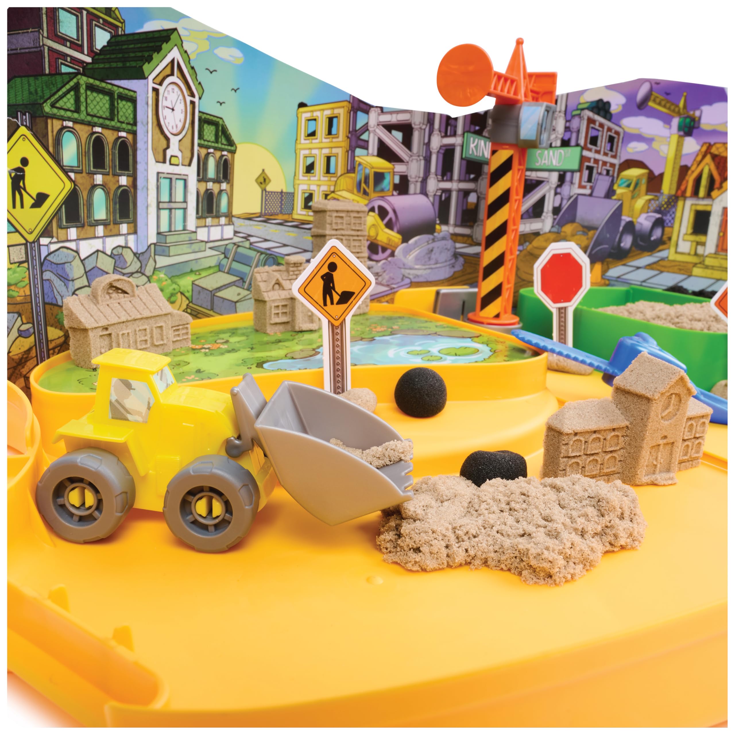 Kinetic Sand Deluxe walizka na plac budowy ‒ 794 g piasku kinetycznego ze Szwecji, spełnia wszystkie obowiązujące wytyczne dotyczące bezpieczeństwa, do zabawy w pomieszczeniach z pojazdami budowlanymi
