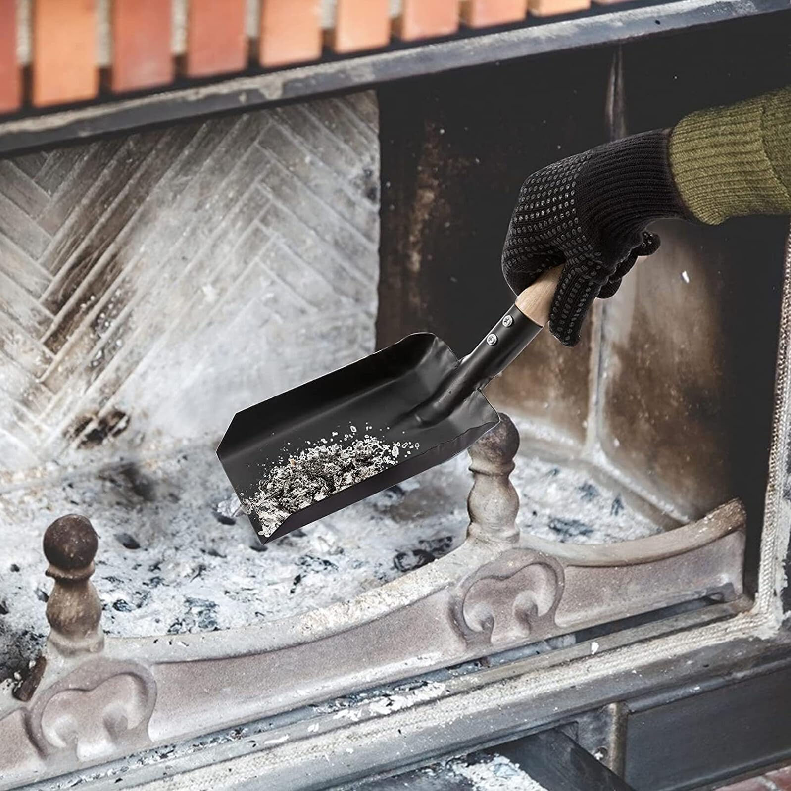 ULTECHNOVO Set Attrezzi per Caminetto Pala e Spazzola in Ferro e Legno, Accessori la Pulizia Domestica di Cenere, Impugnatura Lunga Ergonomica e Foro per Appendere, Multiuso per Stufa e Stufa