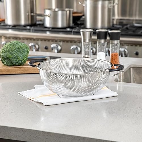 Miniatura 8 de Restaurantware Colador de malla de acero inoxidable de 5 cuartos de galón apto para lavavajillas con asas de agarre suave, cesta coladora de cocina