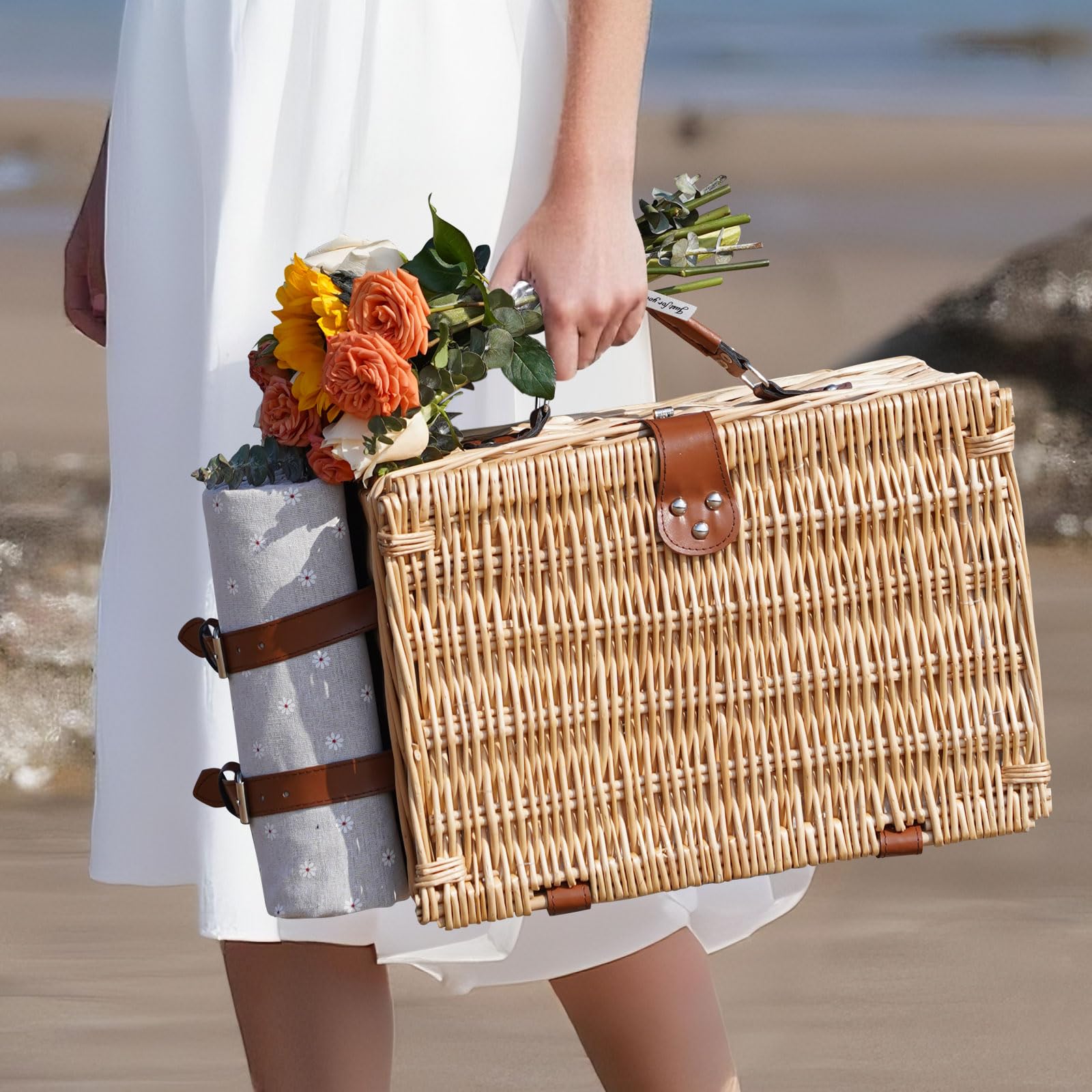 Cesta de picnic para 2 personas – Cesta de mimbre vintage aislada con alfombrilla impermeable y juego de cubiertos para parejas, camping, cumpleaños o San Valentín (flores blancas)