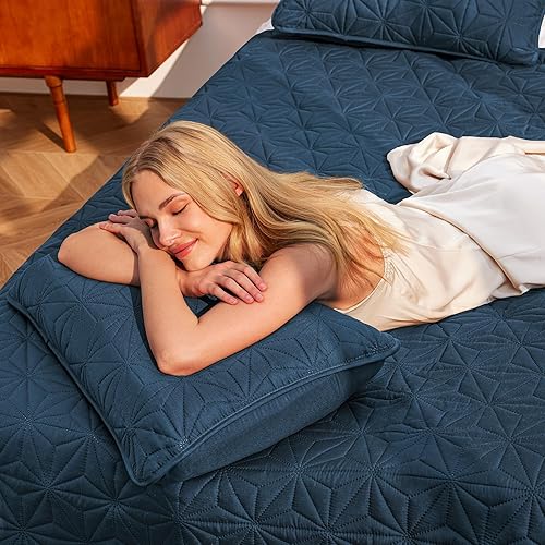 Miniatura 4 de Juego de ropa de cama Whale Flotilla King, edredones suaves azul marino para cama tamaño King para todas las estaciones, 3 piezas de colcha