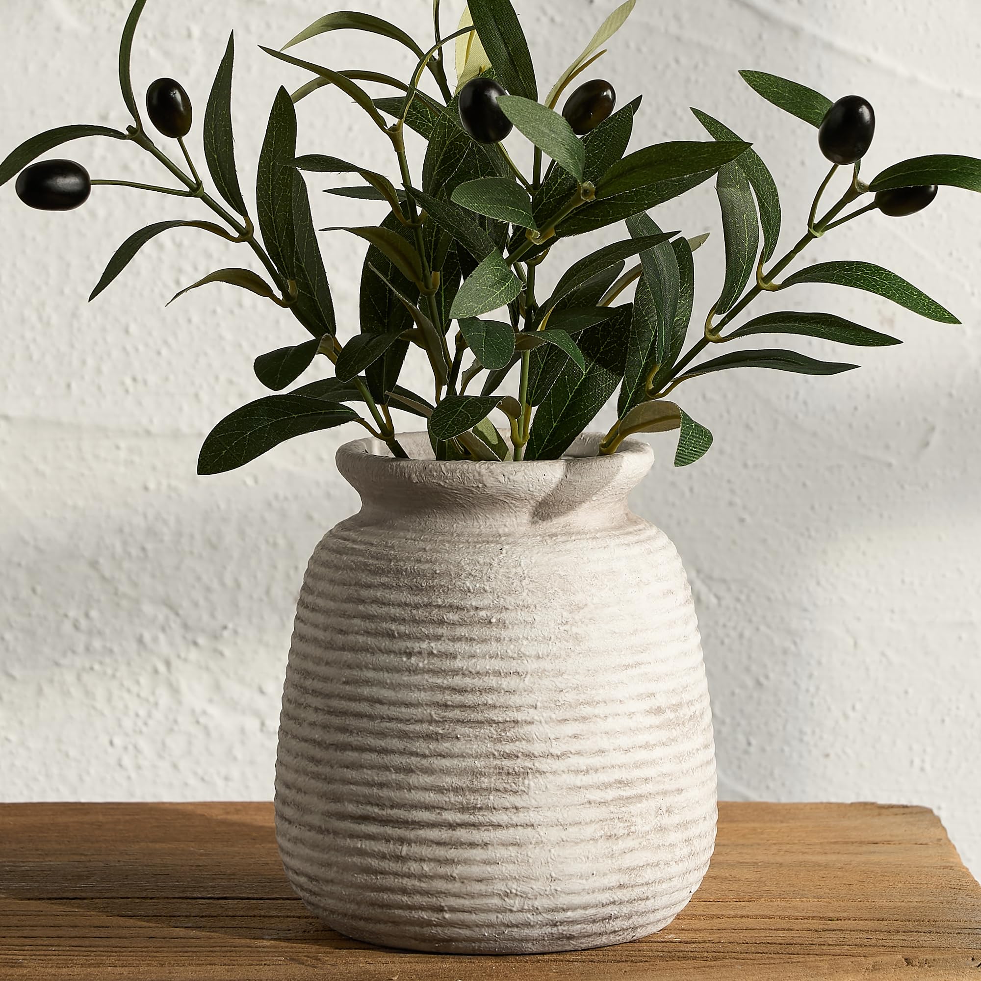 Petit vase rustique en céramique sur une table basse