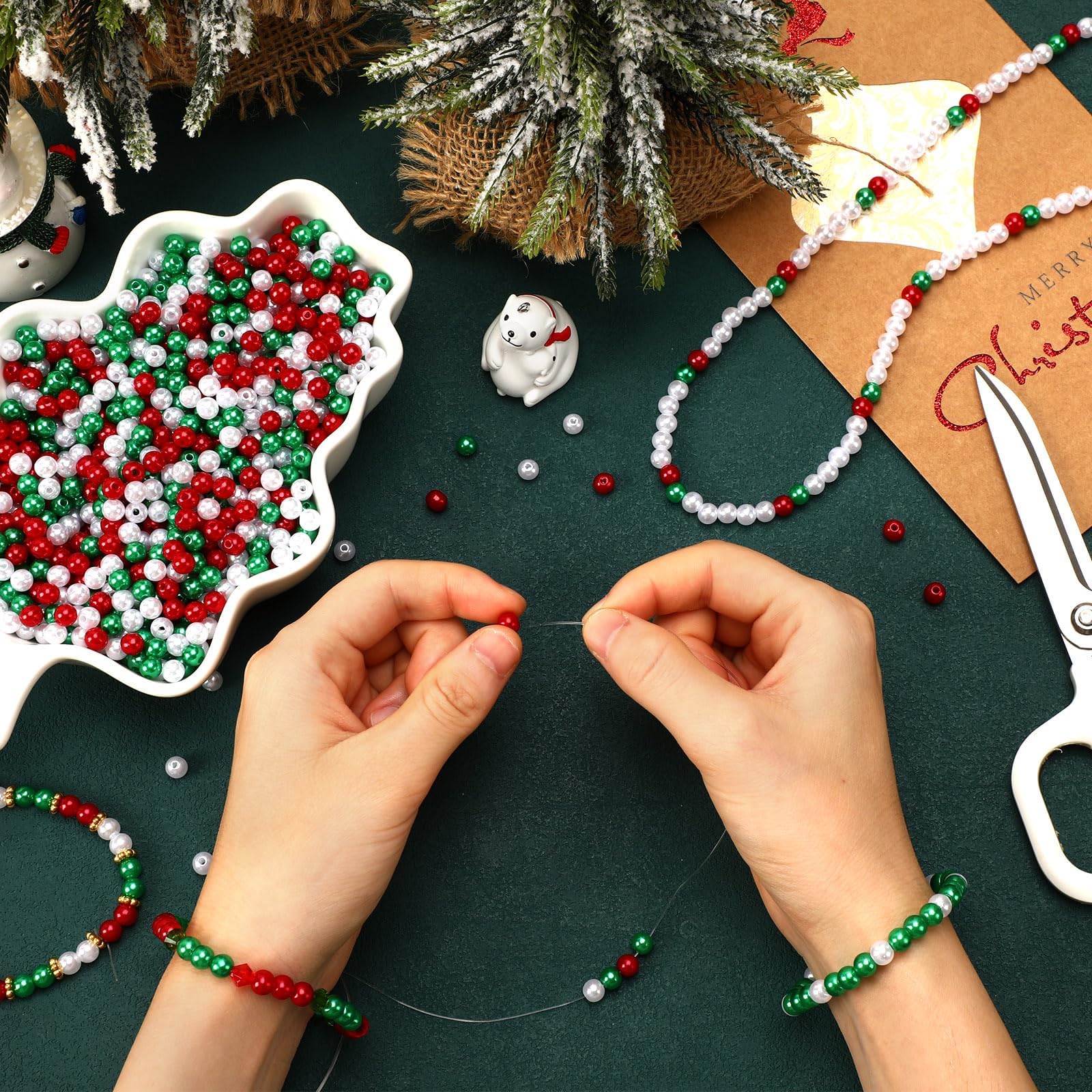 UPINS 1200 cuentas de perlas de Navidad, cuentas redondas de 8 mm de color rojo, verde y blanco para hacer joyas, decoración de fiestas de Navidad, collares, pulseras, aretes, cuentas para el pelo,