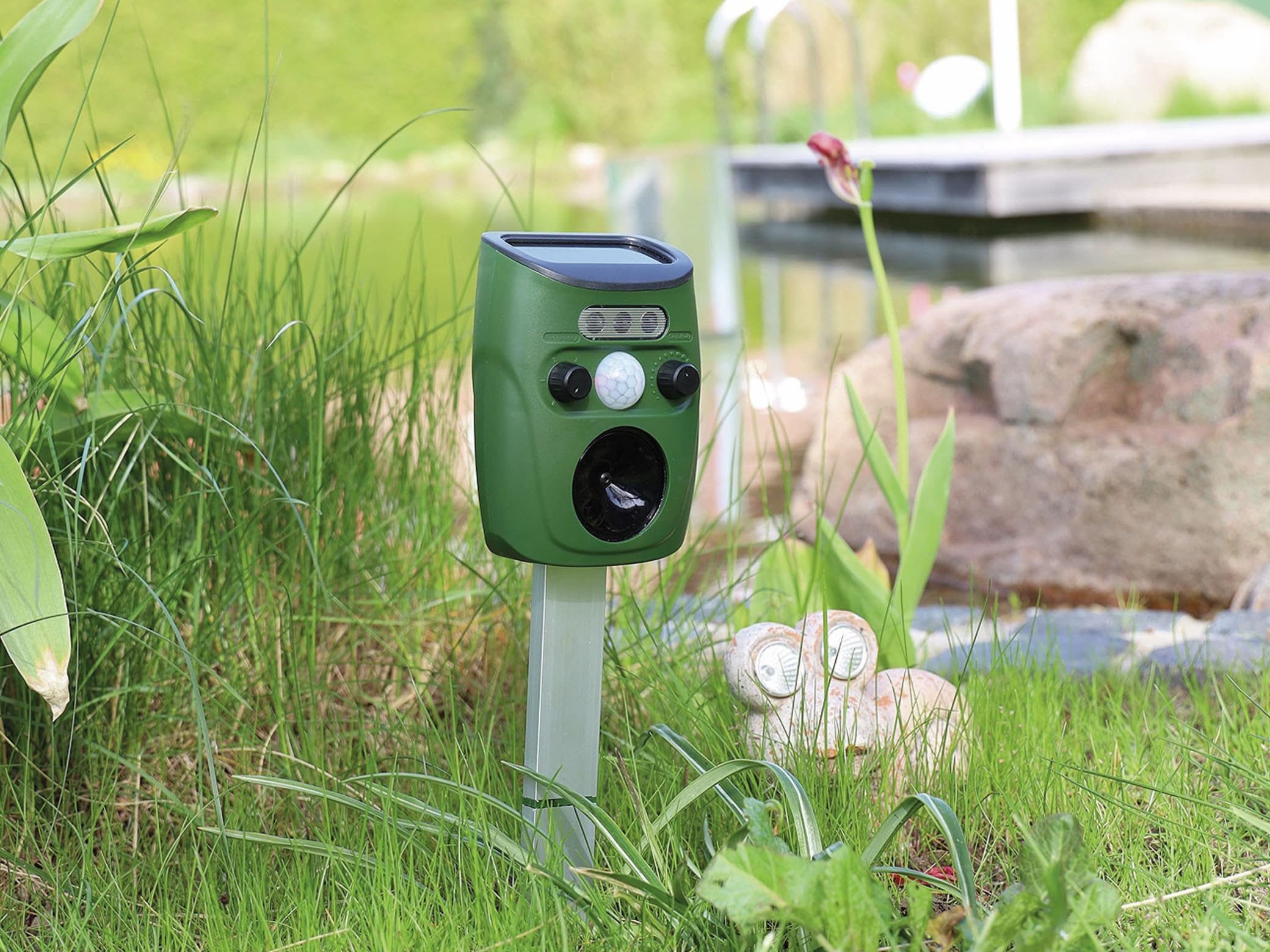 Ultraschall Tierscheuche mit Bewegungsmelder Solarbetrieb IP44 Wetterfest Ultrasonic Bis zu 900m² Solarzelle mit Akku Wirkung gegen Vögel Maulwurf Maus Ratte Marder