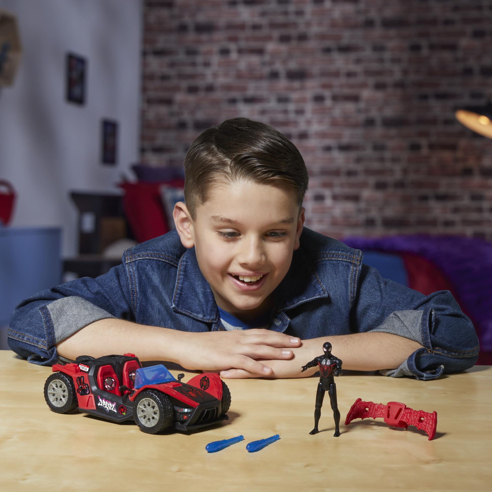 Miles Morales z kolekcji Marvel Spider-Man VenomVersus Epic World of Action ze strzelającą wyścigówką, figurka i zabawkowe auto, zabawki z superbohaterami, wiek: od 4 lat