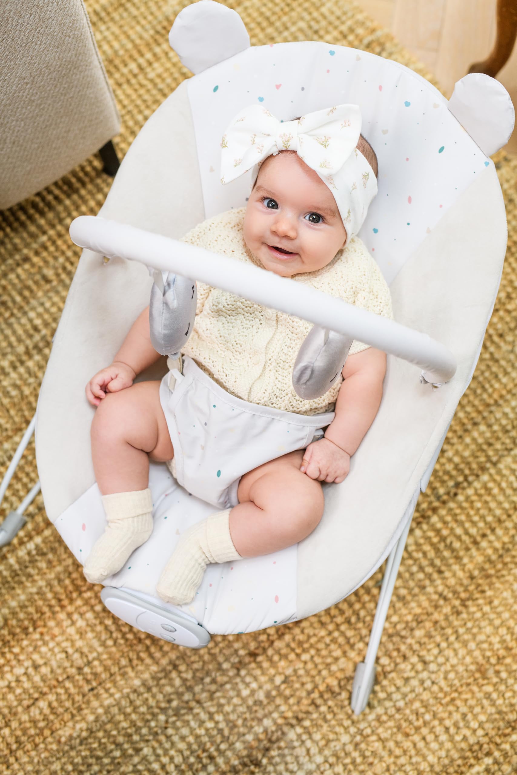 MoMi GLOSSY sdraietta per bambini fino a 9 kg, cintura 3 punti, struttura in metallo con piedini antiscivolo, 1,7 kg, 58×49×53 cm, modulo sensoriale per lo sviluppo del bambino