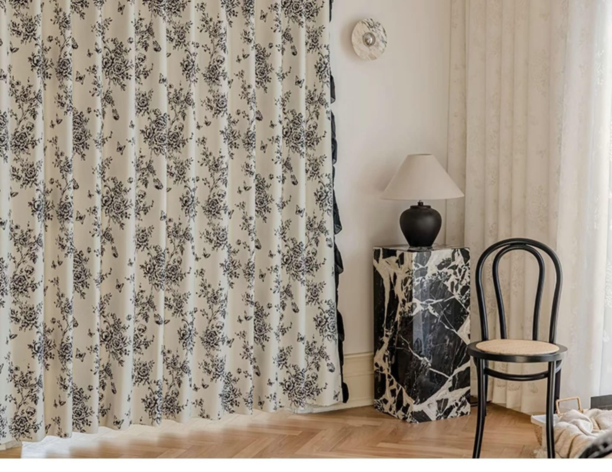 Rideaux Opaques Beige Noir Imprimé Fleurs Papillons à Volants à Œillet, 107x132cm x 2pcs, Rideau Chenille Salon Français