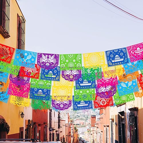 Miniatura 7 de DomeStar Guirnalda de papel picado de plástico, decoraciones de fiesta mexicana de 18 pies, suministros temáticos para el día de los muertos y el