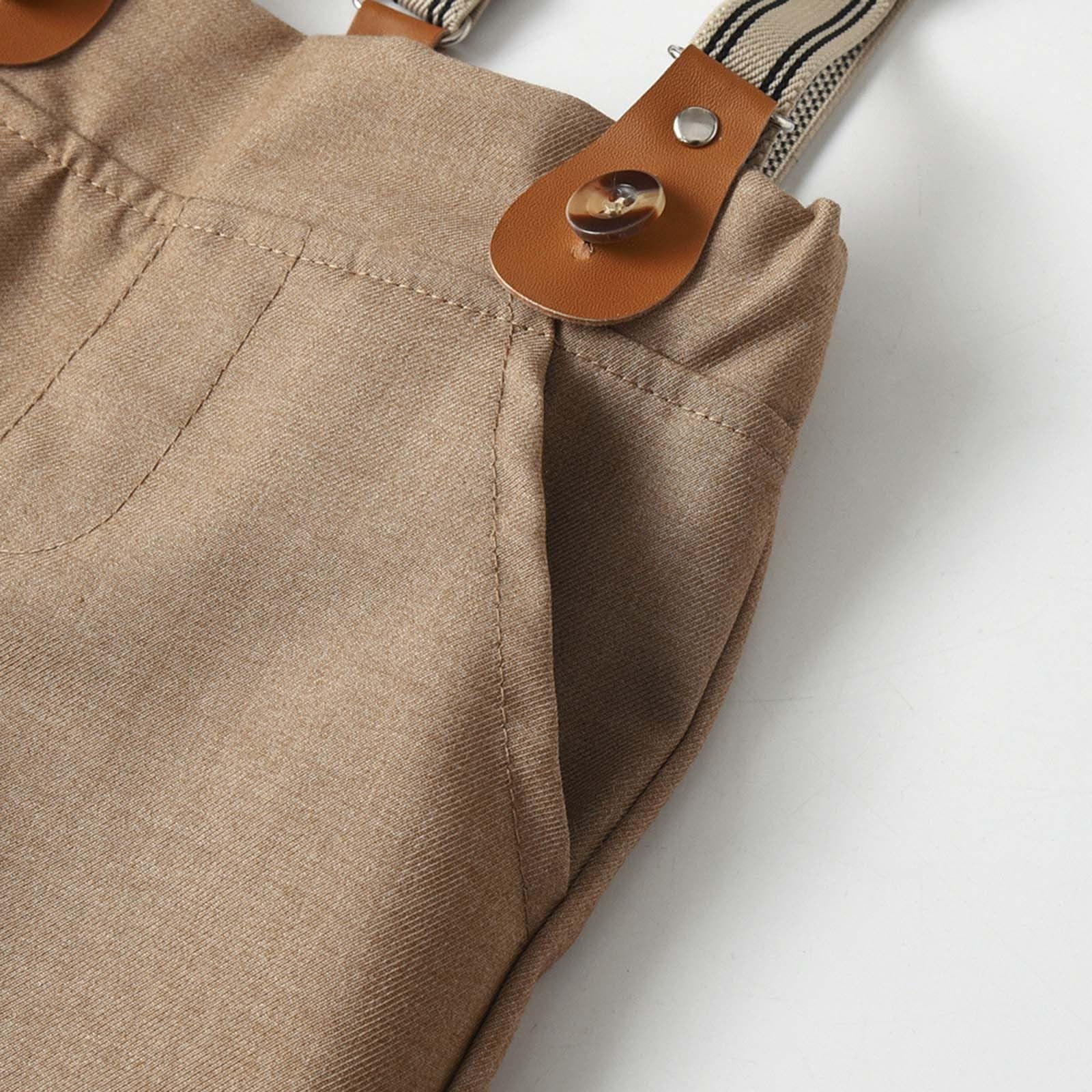 Maglietta e shorts con bretelle, set gentiluomo morbido per neonato.
