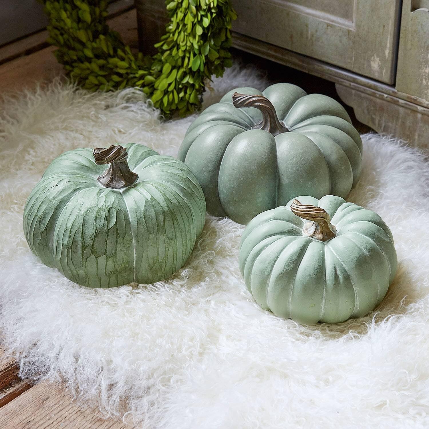 Loberon Kürbis 3er Set Villazon, Verschiedene Größen, Handbemalter Herbstschmuck, Ländliches Flair, Detailreiches Design, Dekoobjekte, Dekoration, Polyresin, grün | Verschiedene Größen, Handbemalter Herbstschmuck, Ländliches Flair, Detailreiches Design, D