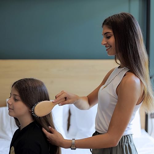 Miniatura 5 de Juego de cepillos de cerdas de jabalí para cabello grueso y normal. Mango de madera natural pulida a mano para un aspecto y sensación refinados.