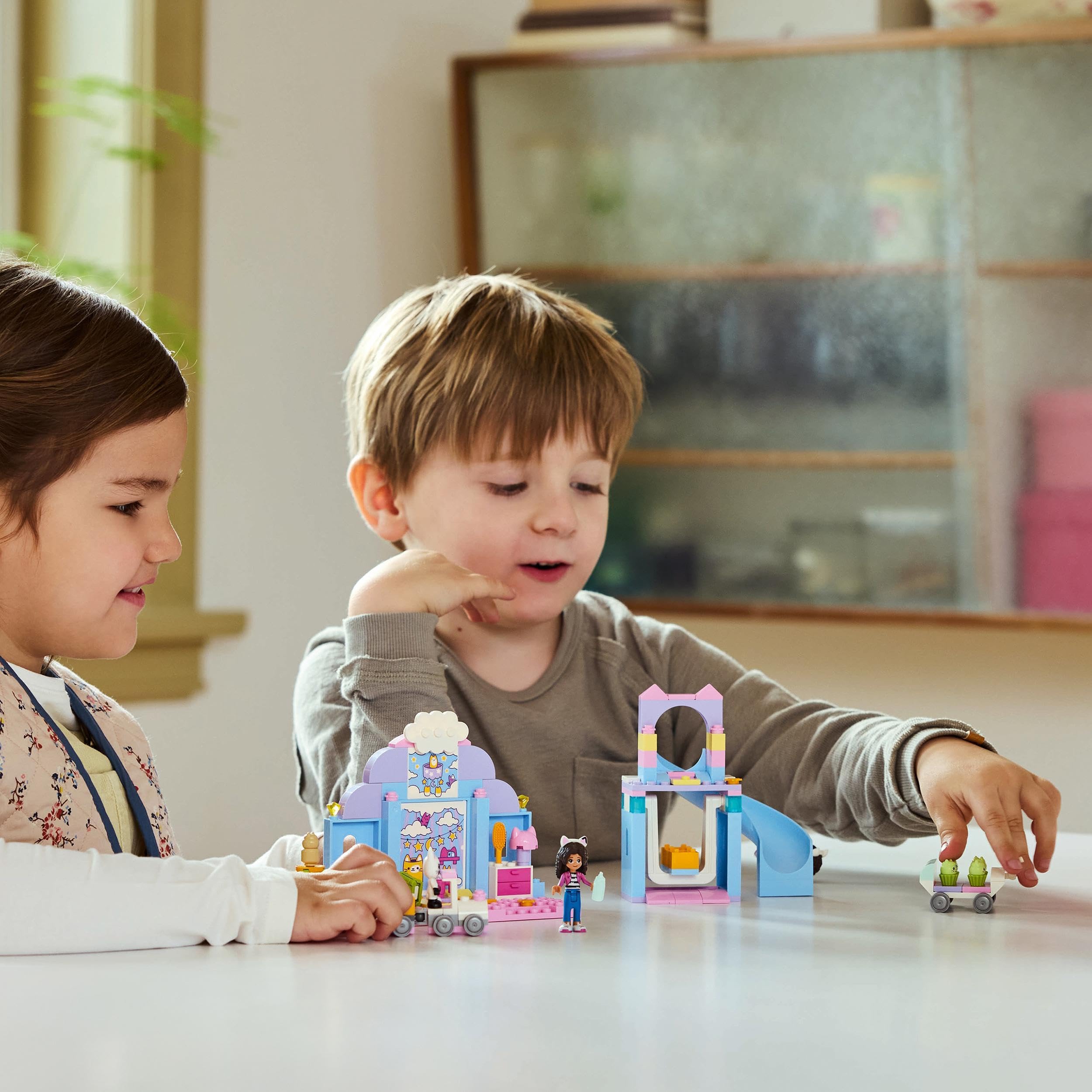 LEGO Koci domek Gabi Kiciklubik Uszko Gabi, zabawki do odgrywania ról dla dziewczynek i chłopców 4+, zabawka dla dziecka ze zjeżdżalnią i figurkami, pomysł na prezent dla 4-latki, 10796