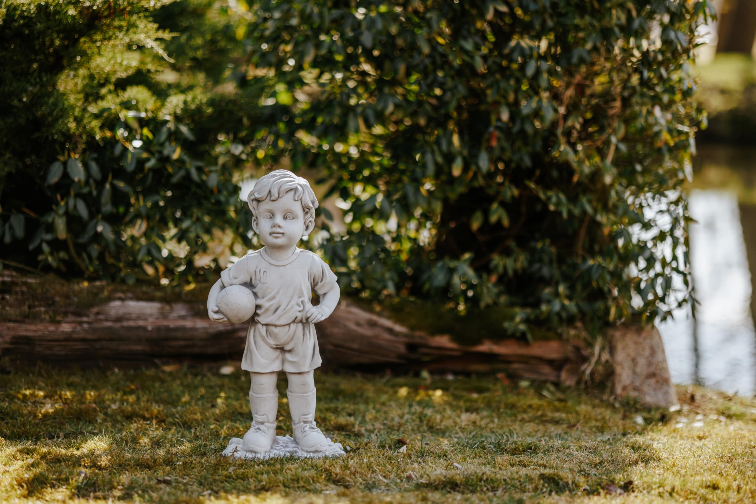 gartendekoparadies.de Figura in pietra per ragazzo con calcio, grigio, resistente al gelo, altezza 51 cm, decorazione da giardino resistente alle intemperie