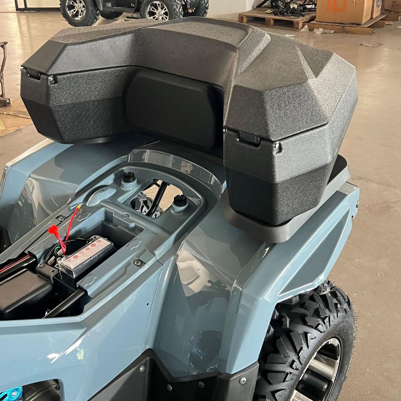 AMONIDA Caja de Almacenamiento Trasera para ATV Caja de Carga Espaciosa y Duradera con Capacidad de 98 L para Aventuras Al Aire Libre Material ABS Diseño Impermeable a Prueba de Lluvia con Cerradura