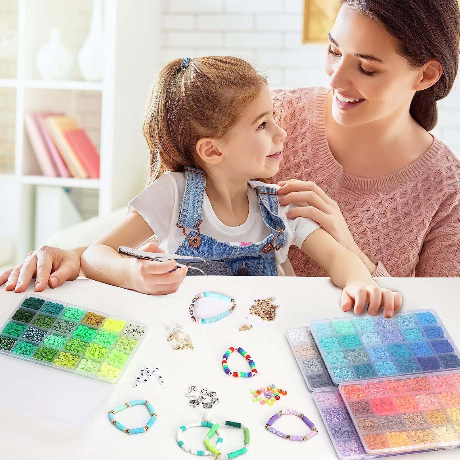 Qikuver Kit per la creazione di bracciali, 8230 perline in argilla, 60 colori, 3 scatole di perline per la creazione di gioielli, perline rotonde con lettere, cuori e motivi con ciondoli, braccialetti