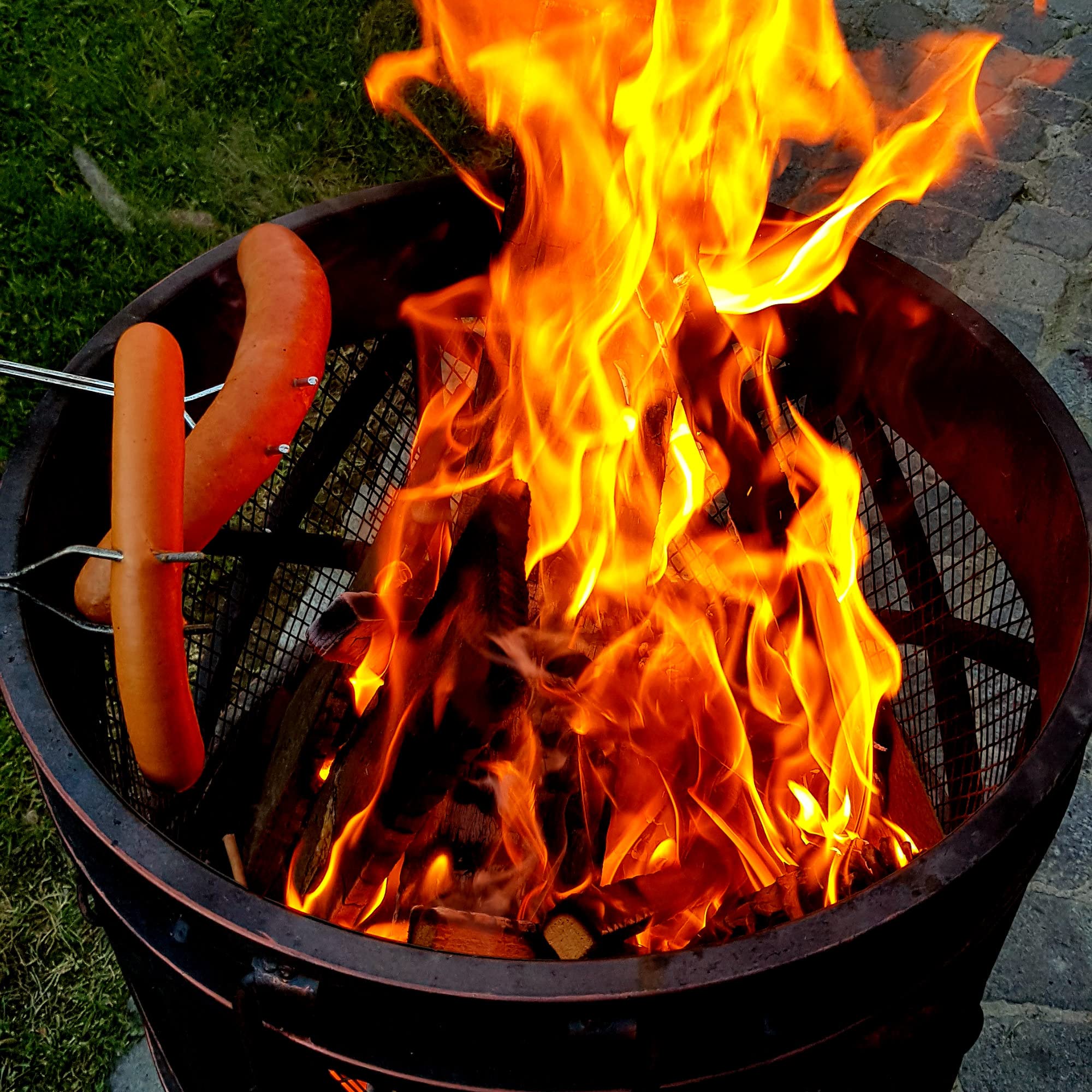 Koken op een kampvuur in de tuin in een vuurschaal of een vuurkorf