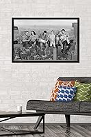 Vista 2 de Trends International Friends - Póster de pared posado, 22.375 x 34 pulgadas, versión enmarcada negra