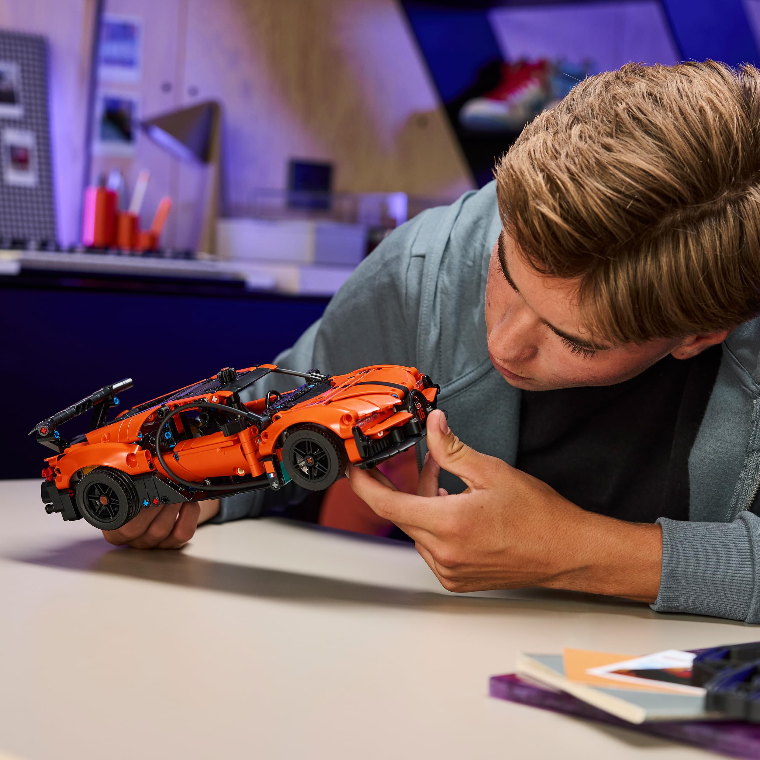 LEGO Technic Hipercoche Bugatti Chiron Pur Sport - Maqueta de Coche de Carreras de Juguete con Motor W16, Dirección y Puertas Que Se Abren - Regalo para Niños de 9+ Años y Fans del Motor - 42222