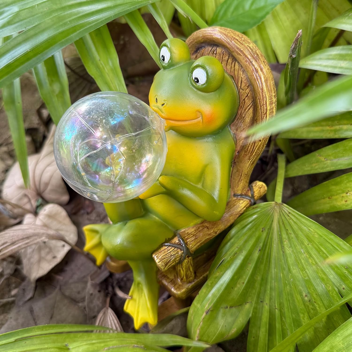 Funoasis Garden Outdoor Frog with Solar Powered Lamp Unique Gifts for Mom Outside Decor for Lawn Balcony Home Ornaments