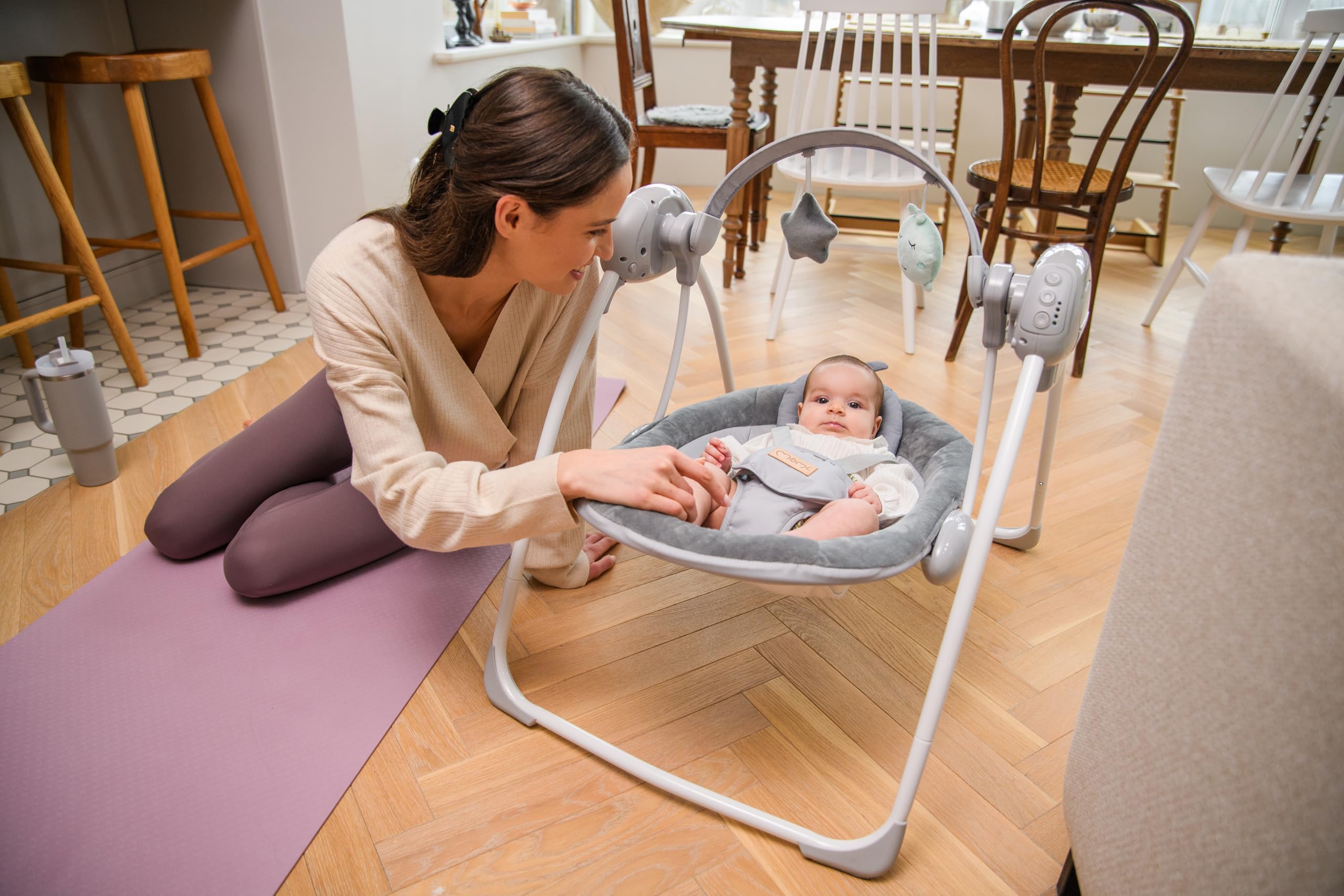Sdraietta a dondolo MoMi LISS per neonati fino a 9 kg, pieghevole, a batteria o rete con USB, cinture 5 punti, barra con giocattoli, 6 melodie, timer, 5 velocità di oscillazione
