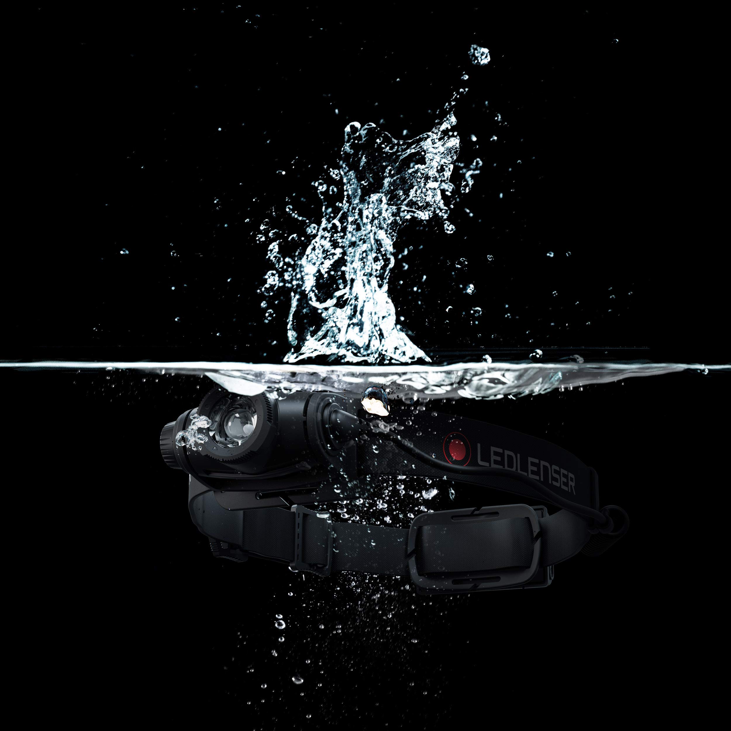 Ledlenser H5 Core Stirnlampe LED, 350 Lumen, wasserdicht IP67, fokussierbar, schwenkbar, stufenlos dimmbar, 2xAA batteriebetrieben, Leuchtweite 160m, inkl. Batterien, Headlamp