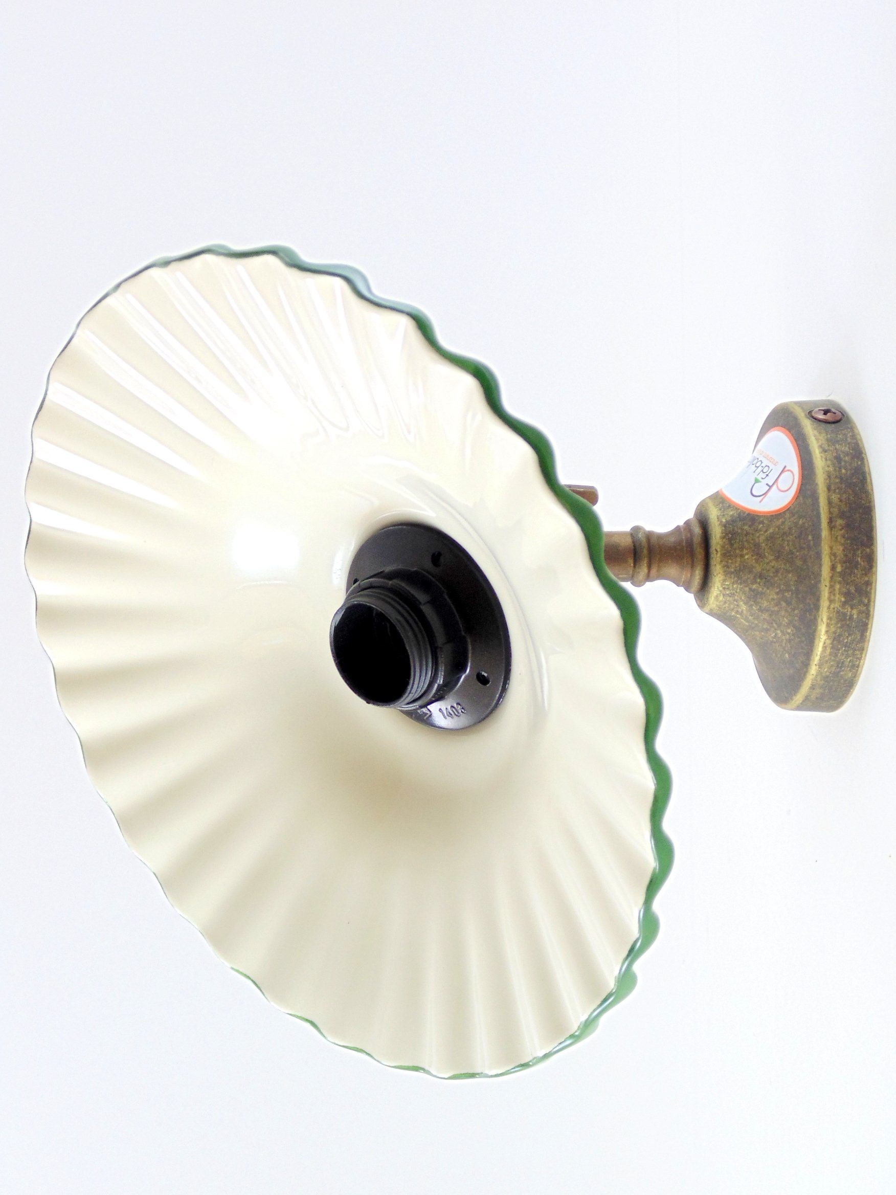 Applique Da Parete In Ottone Brunito Stile Liberty Con Paralume In Ceramica Verde E Bianco, Lampada Orientabile Per Interni, Made In Italy, Attacco E14