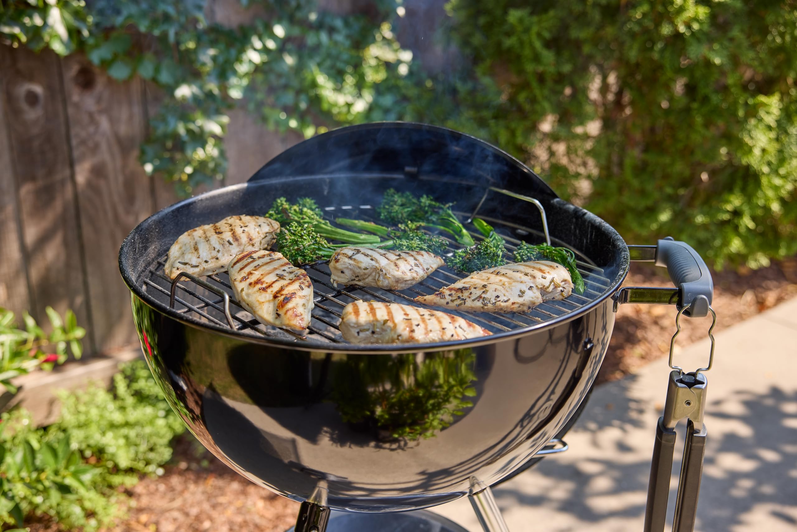 Weber Kettle Parrilla de carbón (versión 2026) / Soporte de Tres Patas con Ruedas, diseño Resistente al Calor y a la corrosión, Parrilla cromada de Tres Capas, Negro — view 18