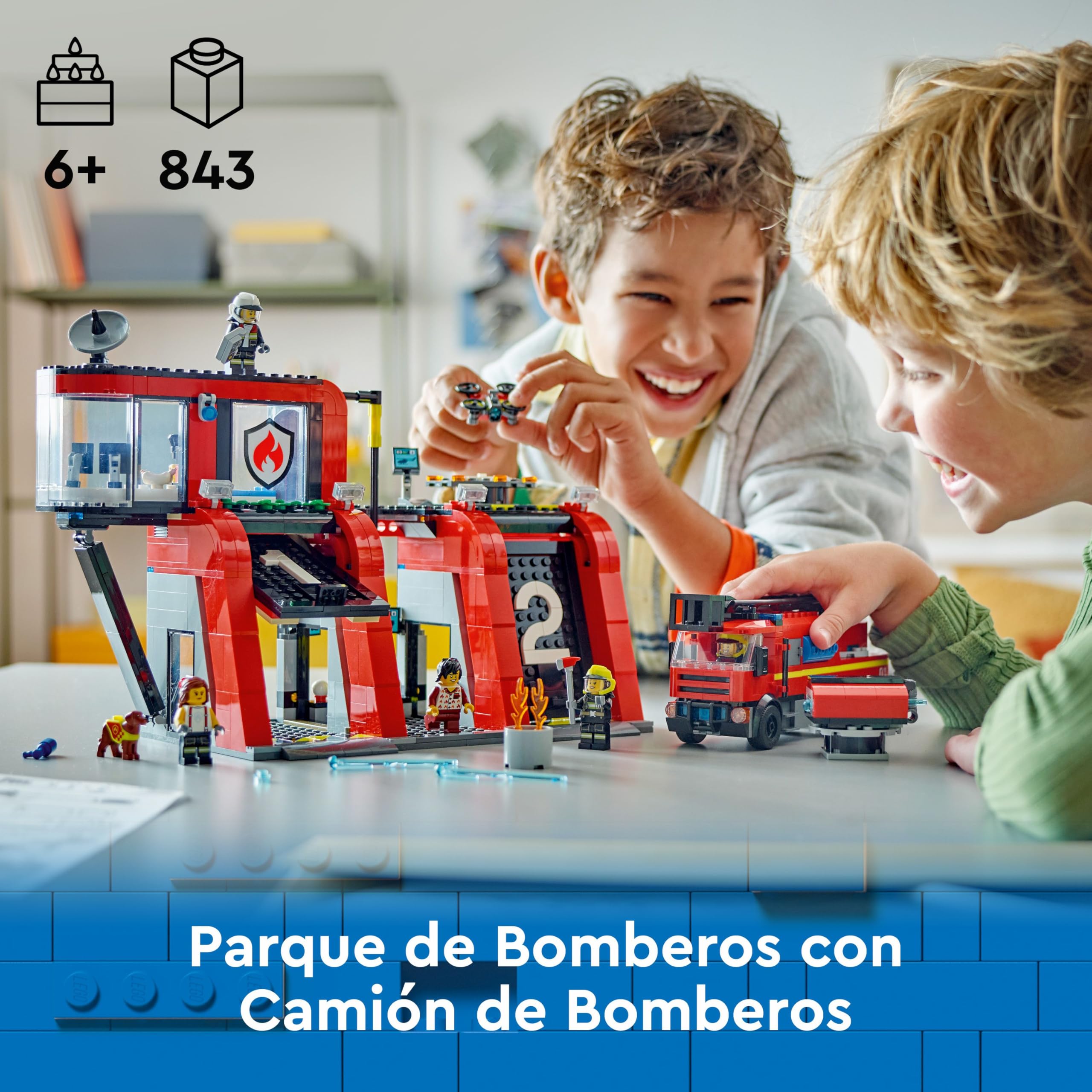 LEGO City Parque de Bomberos con Camión de Juguete, Regalo de Cumpleaños para Niños y Niñas de 6 Años o Más, Figura de Perro y 5 Minifiguras, Juego Imaginativo y de Acción 60414